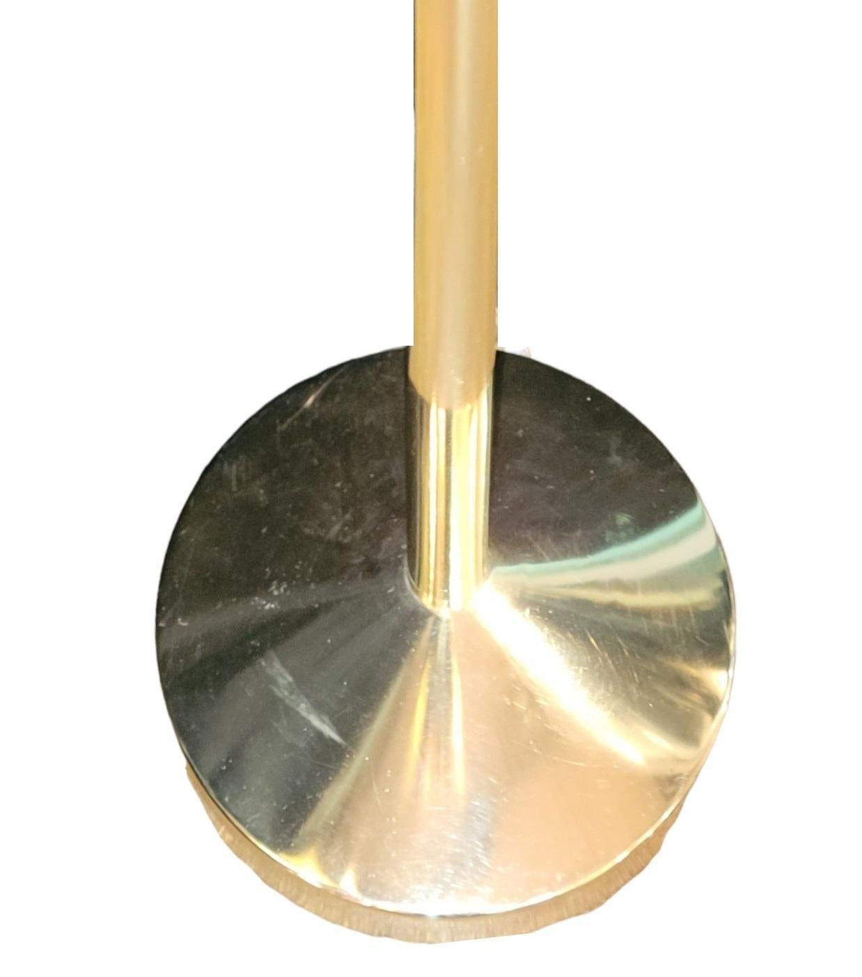 Lampadaire italien en bronze avec anneaux en verre sur le col de la lampe. La base est lourde et présente des traces d'usure dues à l'âge et à l'utilisation.

Dimensions approximatives 72,5 x 13

L'abat-jour fait partie du lampadaire.