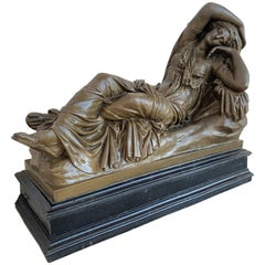 Escultura italiana de bronce de estilo neoclásico toscano con una mujer relajada