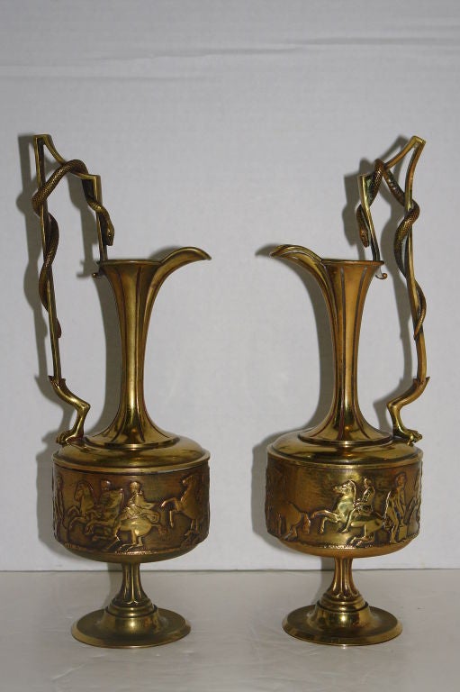 Paire de vases à poignée en bronze italiens du XIXe siècle. 

Mesures :
Hauteur 13.5
