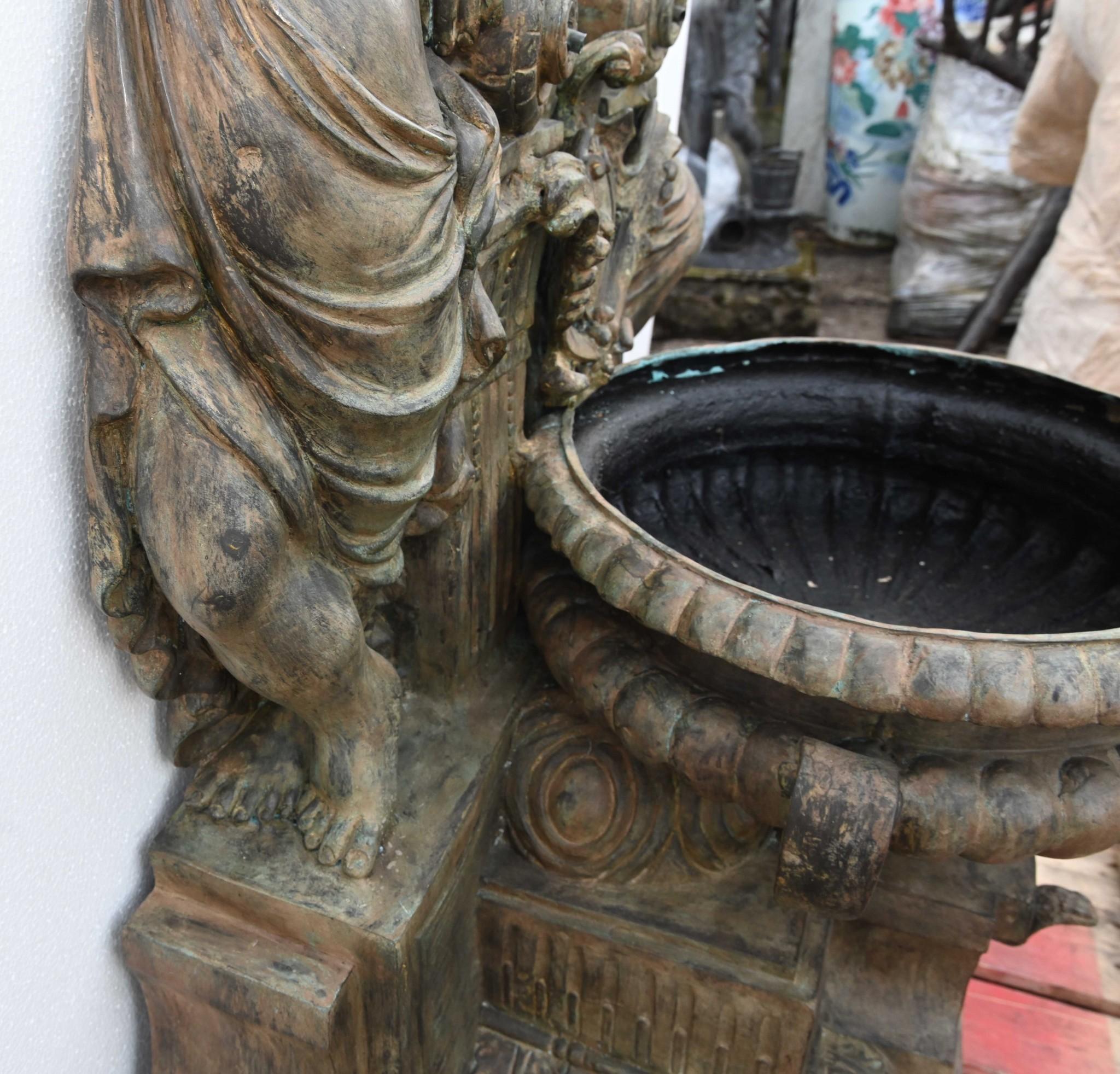Italienischer Bronze-Wandbrunnen Cherub, klassisches Garten-Wasserelement aus Bronze im Angebot 6