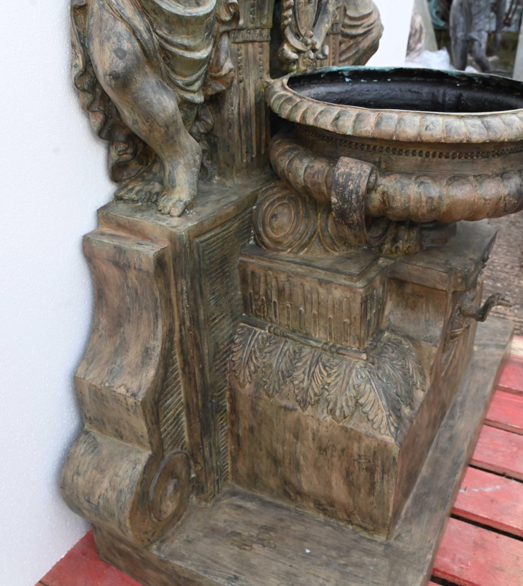 Italienischer Bronze-Wandbrunnen Cherub, klassisches Garten-Wasserelement aus Bronze im Angebot 8