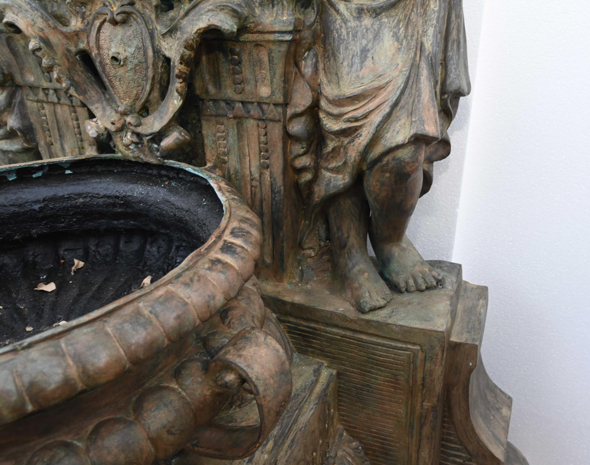 Italienischer Bronze-Wandbrunnen Cherub, klassisches Garten-Wasserelement aus Bronze im Angebot 9