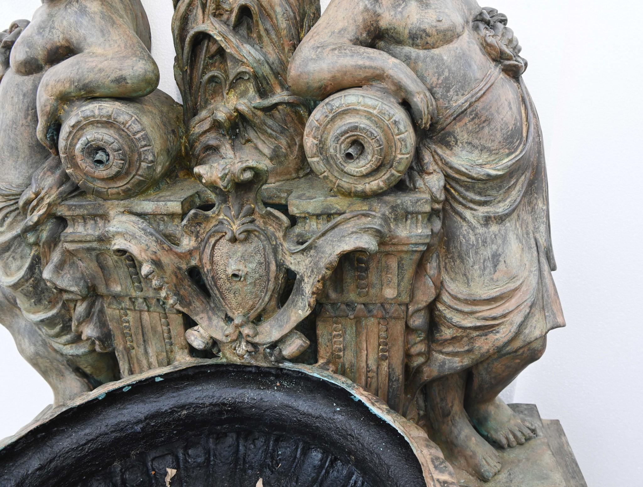 Italienischer Bronze-Wandbrunnen Cherub, klassisches Garten-Wasserelement aus Bronze im Angebot 10