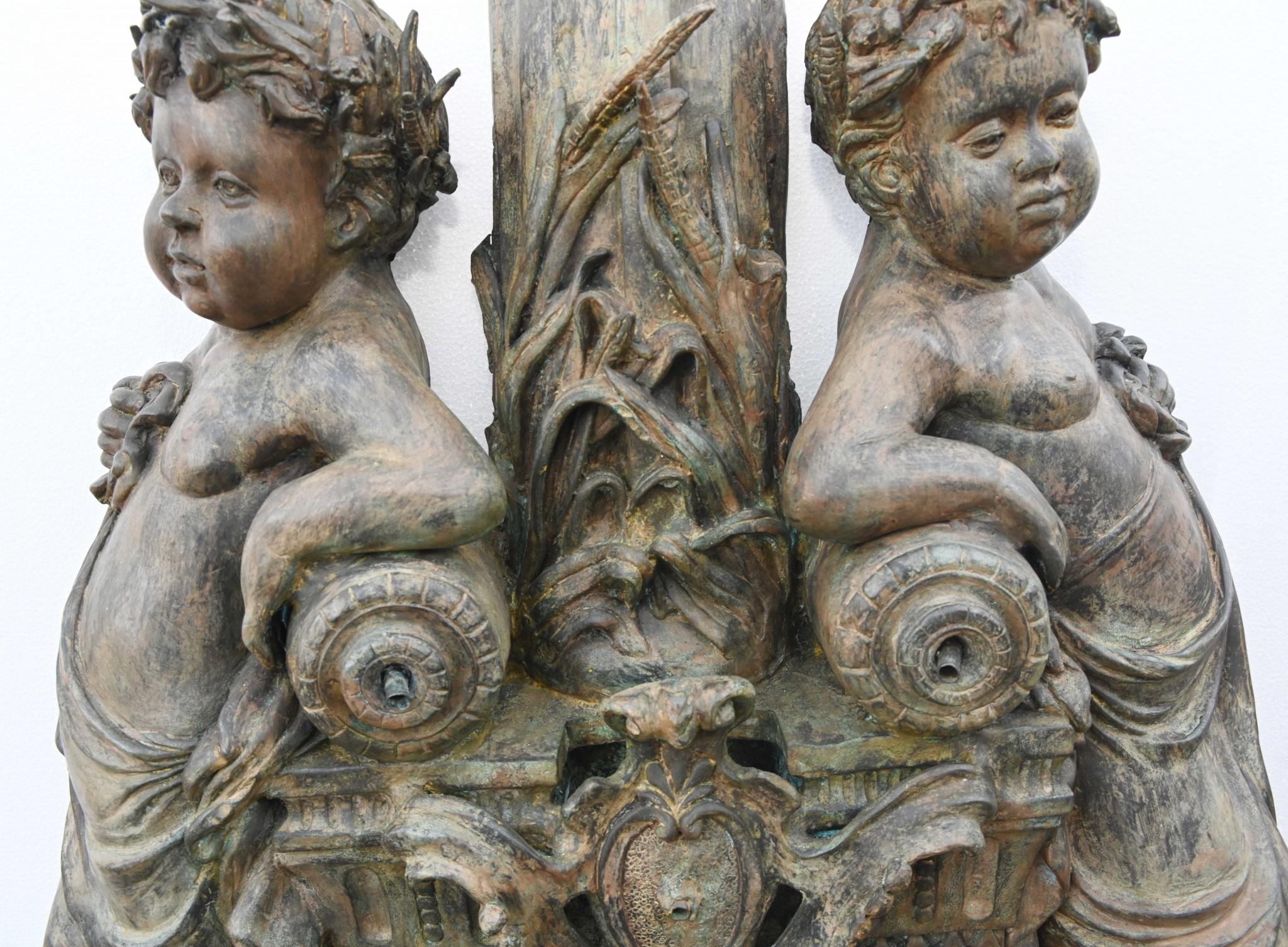 Italienischer Bronze-Wandbrunnen Cherub, klassisches Garten-Wasserelement aus Bronze im Angebot 11