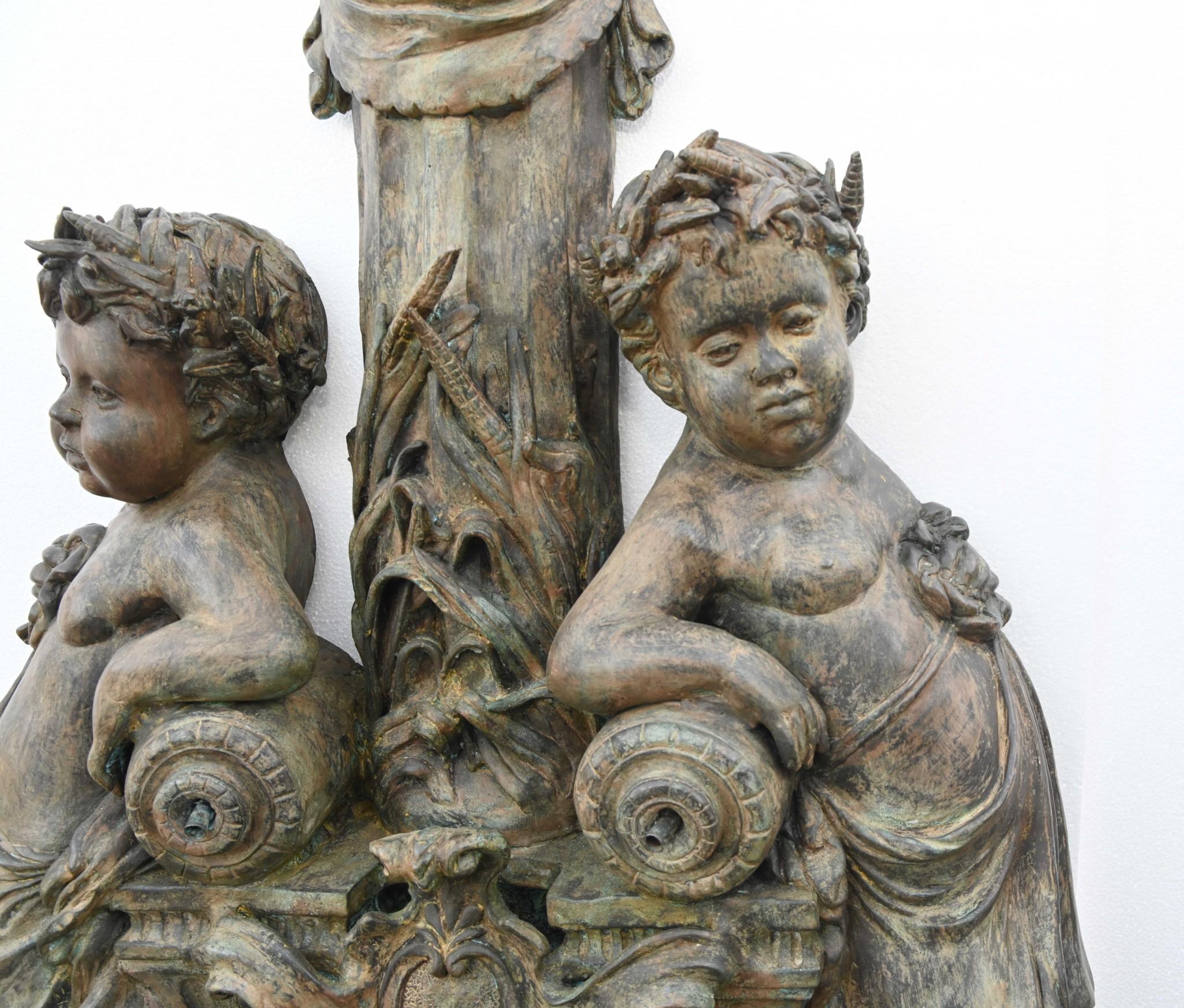 Italienischer Bronze-Wandbrunnen Cherub, klassisches Garten-Wasserelement aus Bronze im Angebot 12
