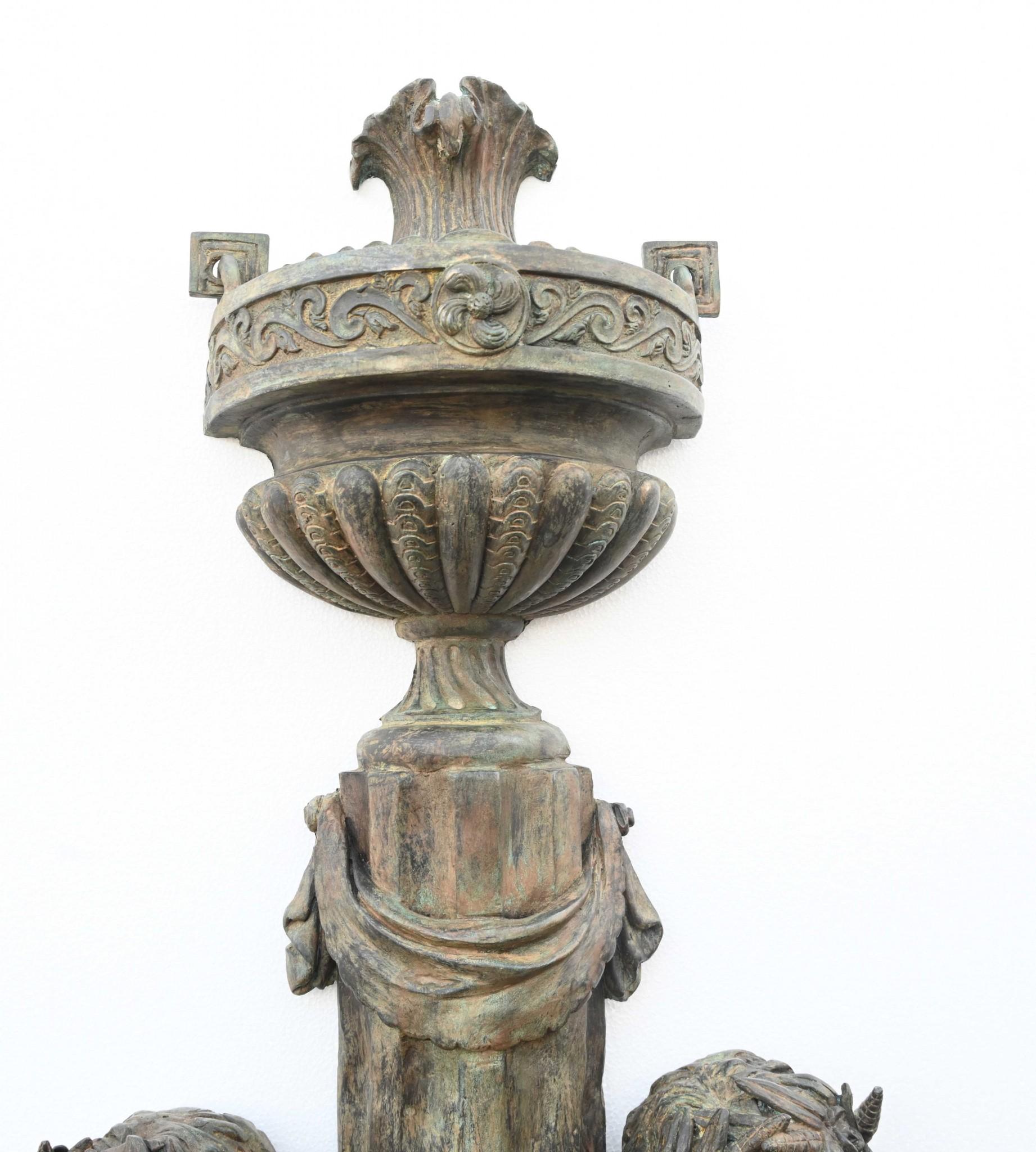 Italienischer Bronze-Wandbrunnen Cherub, klassisches Garten-Wasserelement aus Bronze im Angebot 13