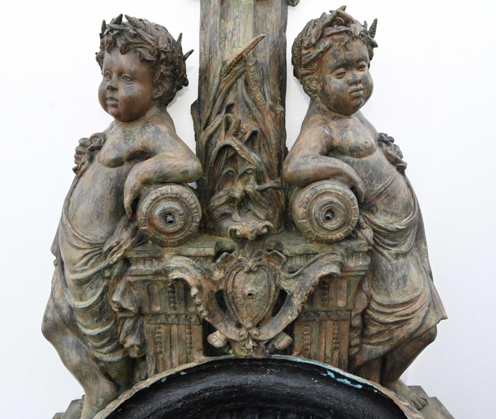 Italienischer Bronze-Wandbrunnen Cherub, klassisches Garten-Wasserelement aus Bronze im Angebot 14