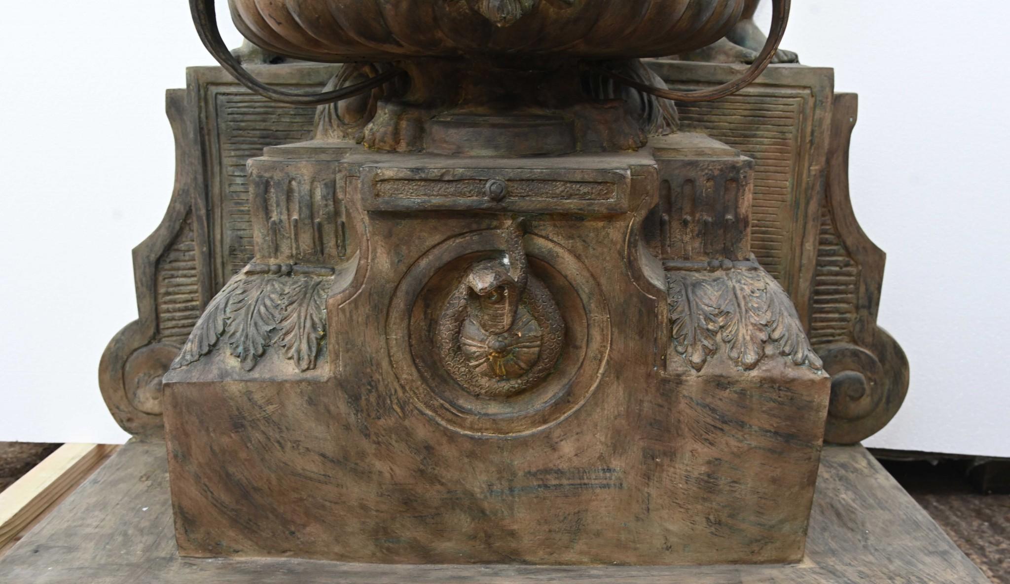 Italienischer Bronze-Wandbrunnen Cherub, klassisches Garten-Wasserelement aus Bronze im Angebot 16