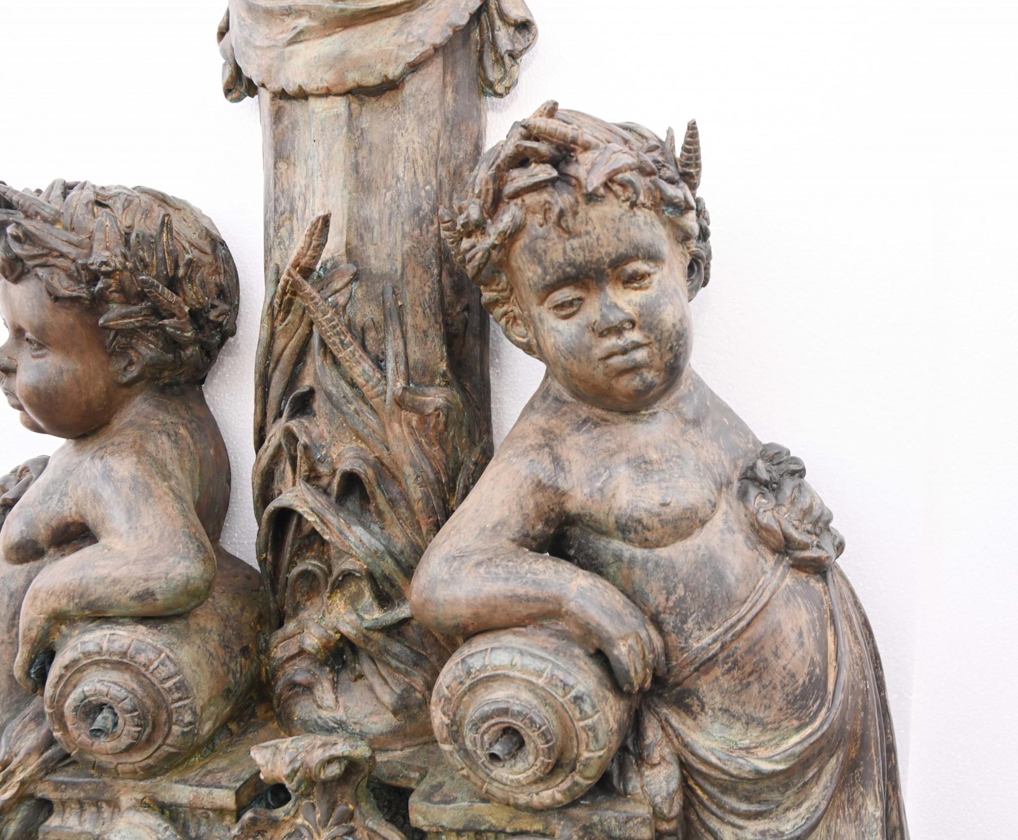 Italienischer Bronze-Wandbrunnen Cherub, klassisches Garten-Wasserelement aus Bronze im Angebot 2