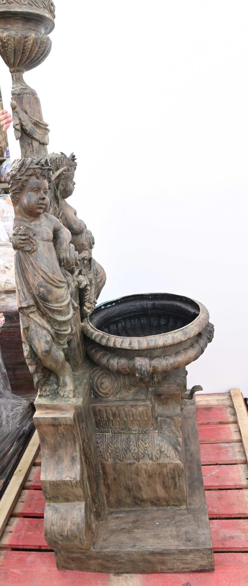 Italienischer Bronze-Wandbrunnen Cherub, klassisches Garten-Wasserelement aus Bronze im Angebot 3