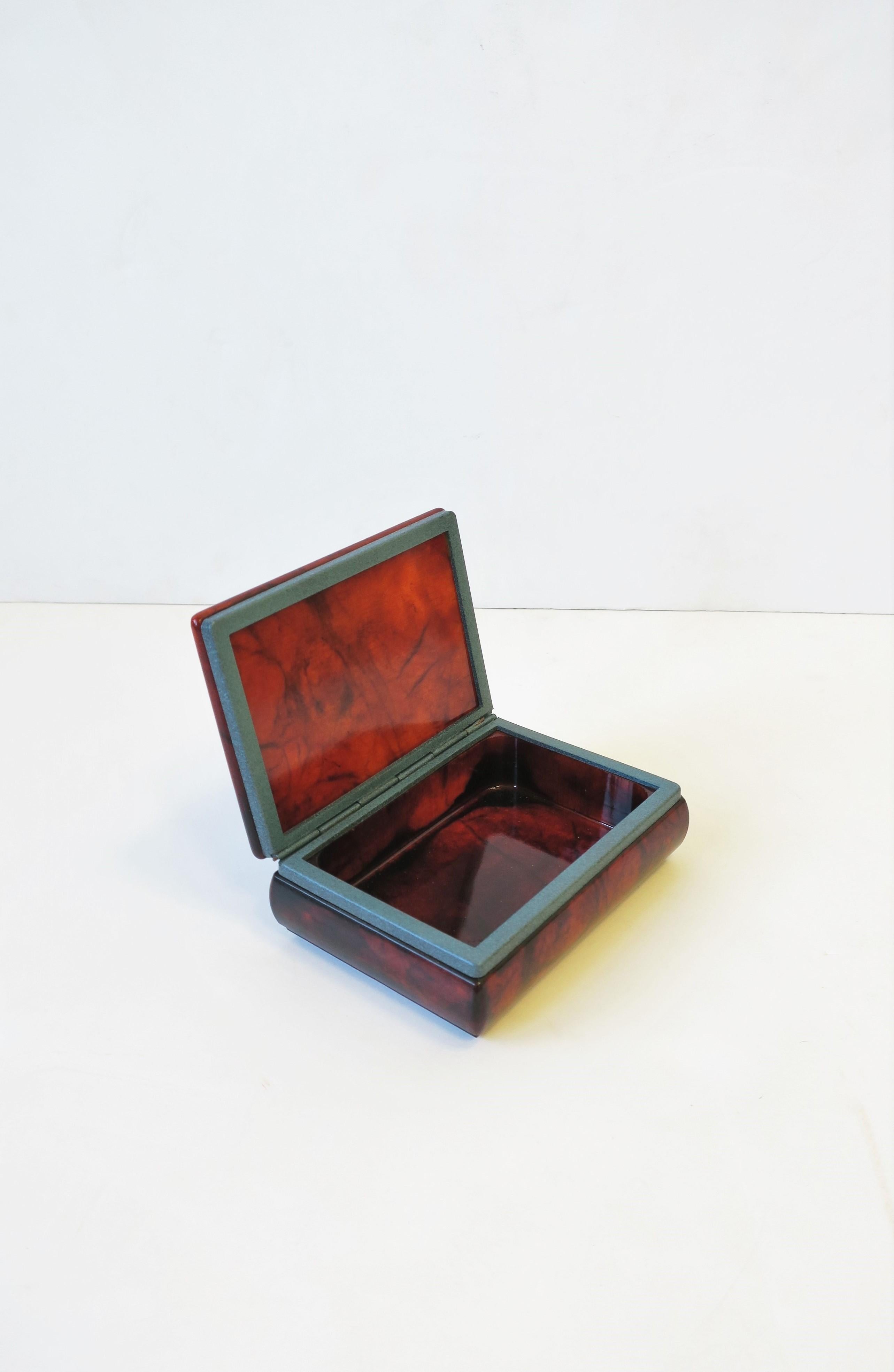 20ième siècle Boîte à bijoux ou de bureau italienne en marbre marron et albâtre bleu en vente