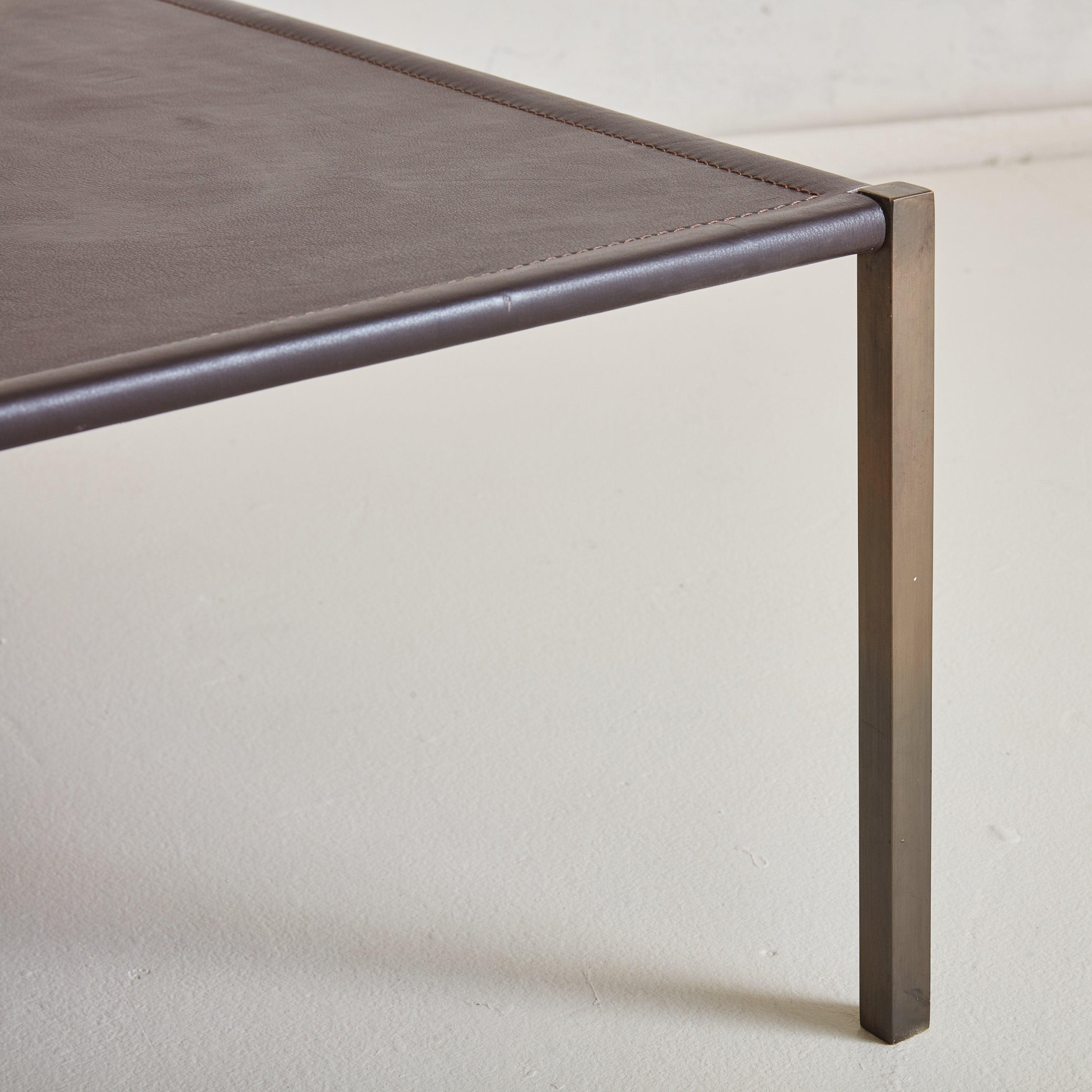 Italienischer quadratischer Couchtisch aus braunem Leder, frühes 21. (Moderne) im Angebot