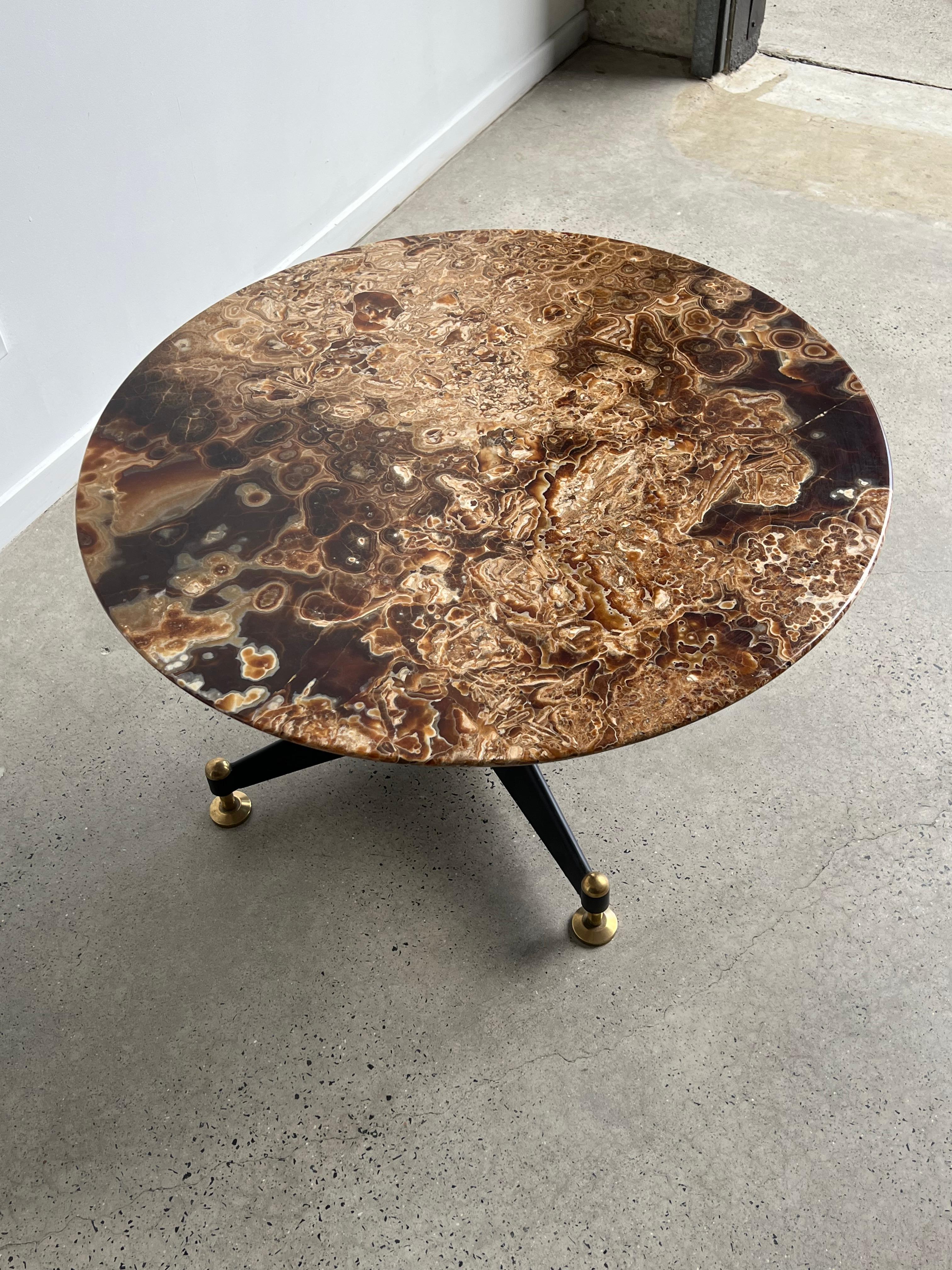 Stunning Italian marble coffee table with brass round feet 1960s 
very good condition.