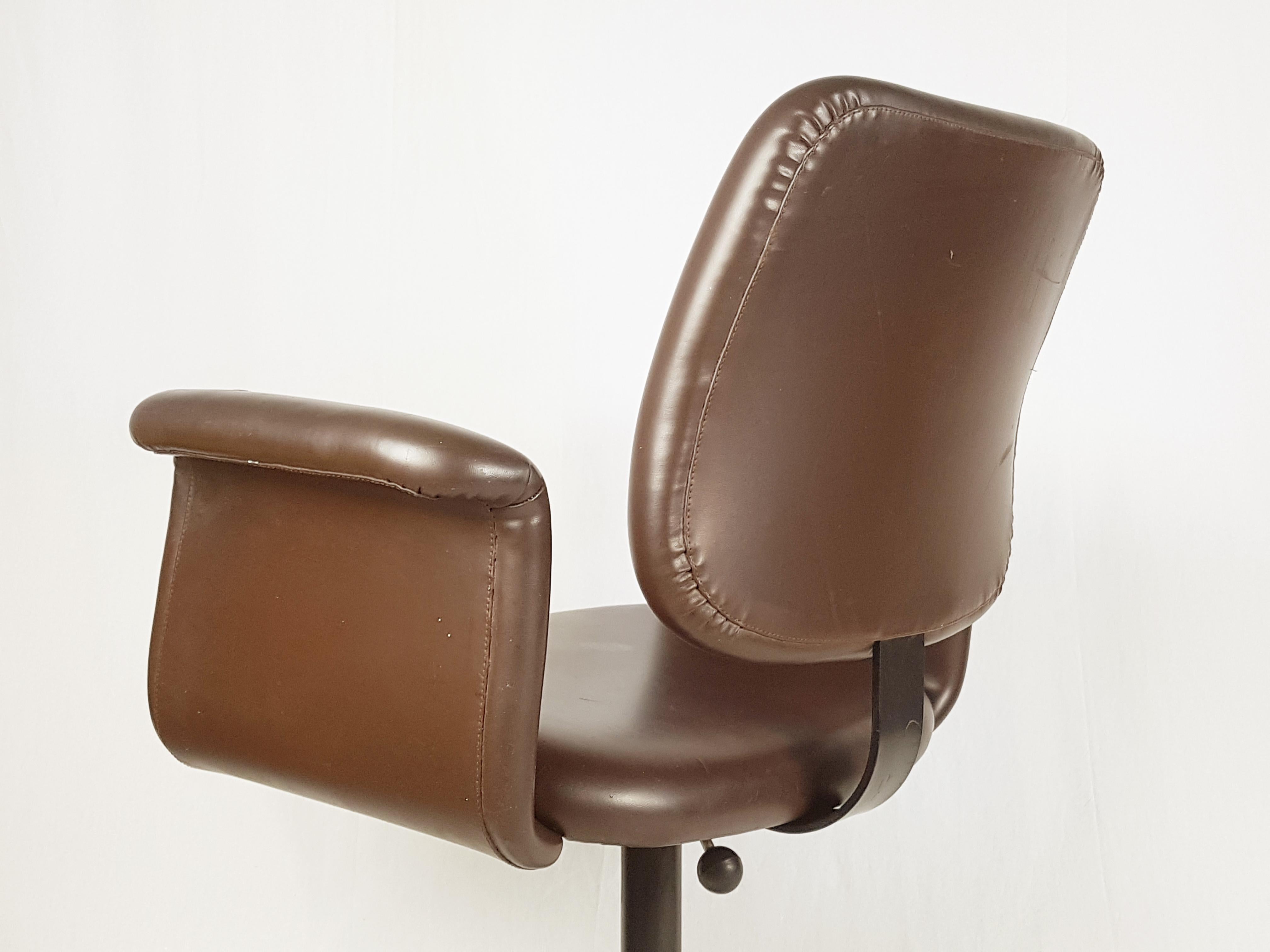 what type of office chair was invented in the ’70s