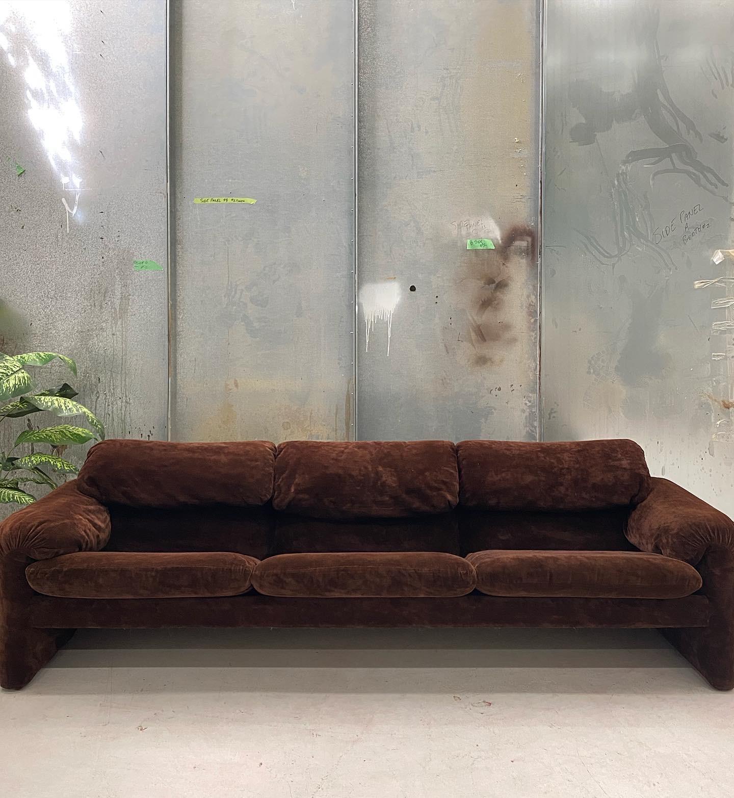 Italian Brown Velvet 3 - Seater Maralunga Sofa by Magistretti Cassina, 1970s In Good Condition In Paris, ON