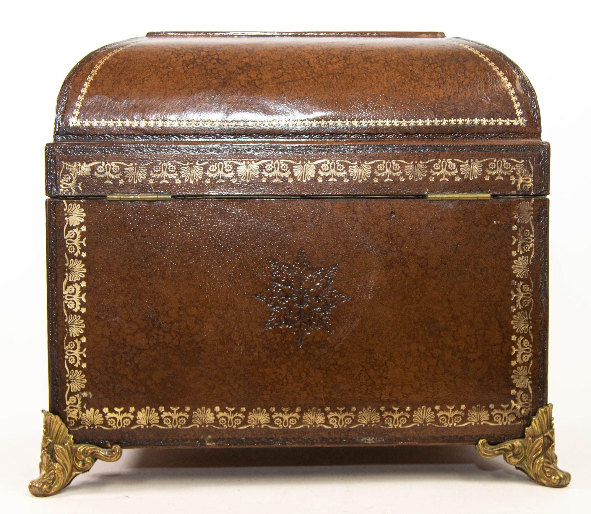 Caja de mesa italiana de cuero marrón forrado con herramientas doradas y pies de latón 6