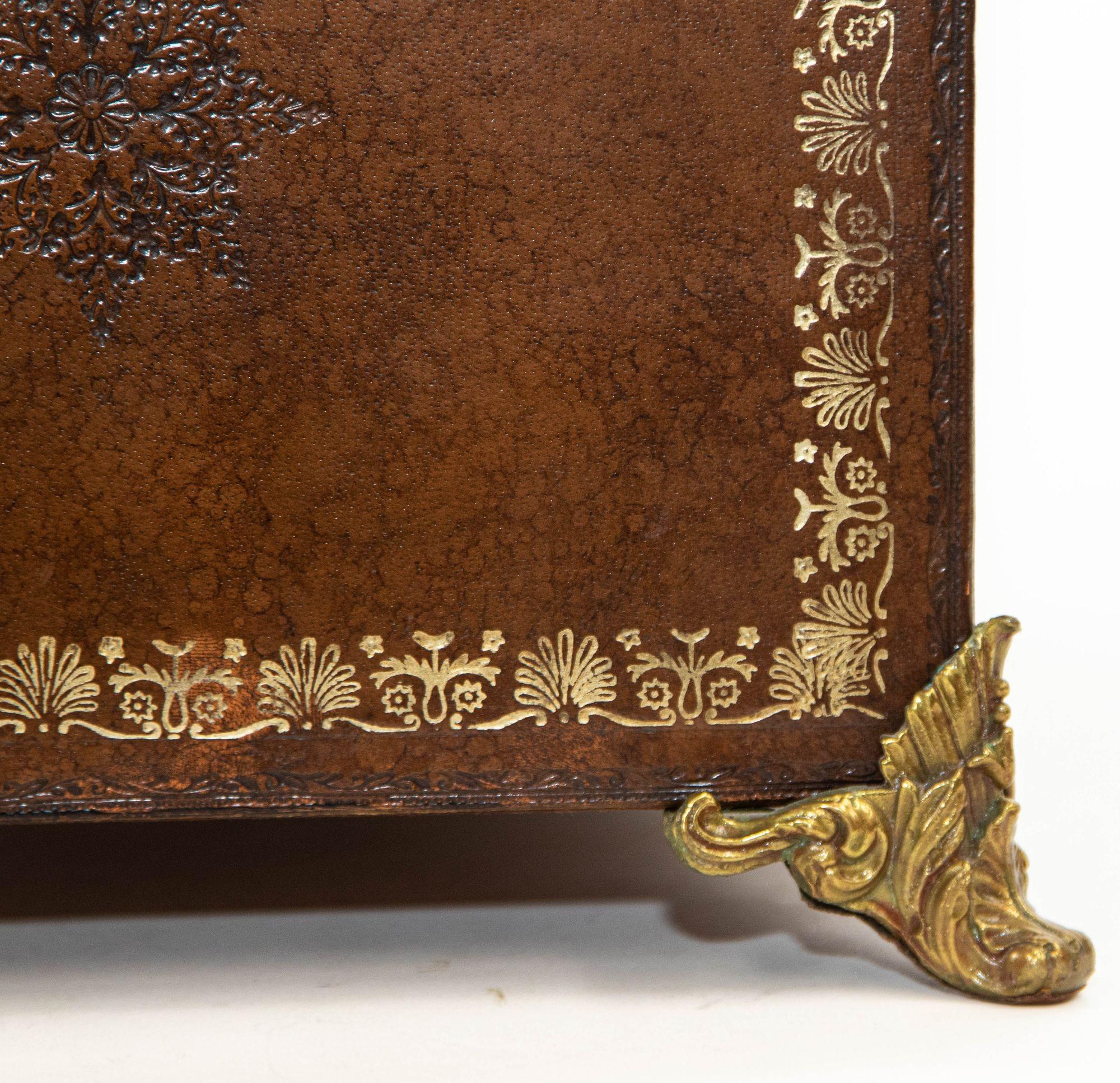 Laiton Coffret de table en cuir italien gainé de Brown avec ornementation dorée et pieds en laiton en vente