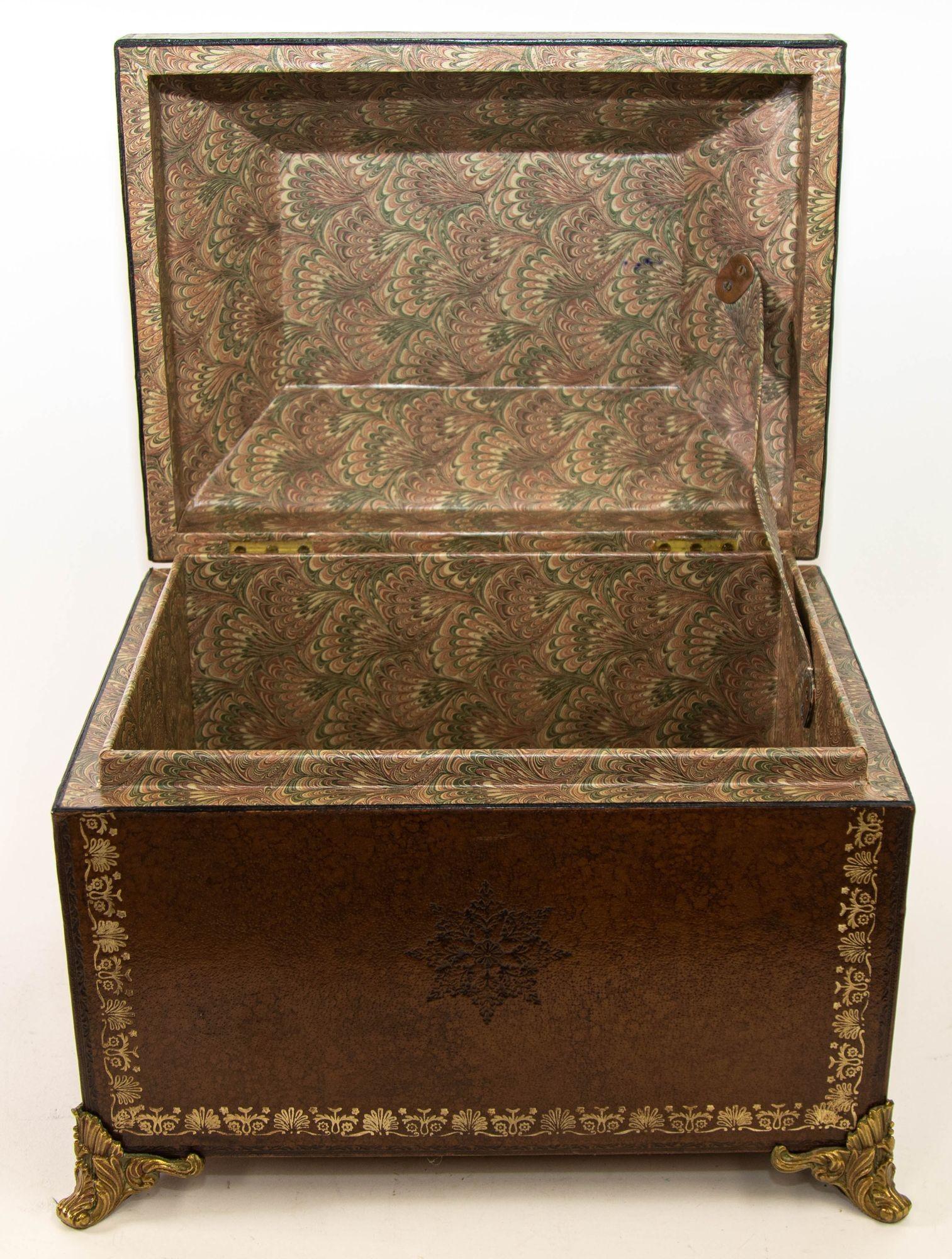 Caja de mesa italiana de cuero marrón forrado con herramientas doradas y pies de latón 1