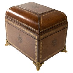 Caja de mesa italiana de cuero marrón forrado con herramientas doradas y pies de latón
