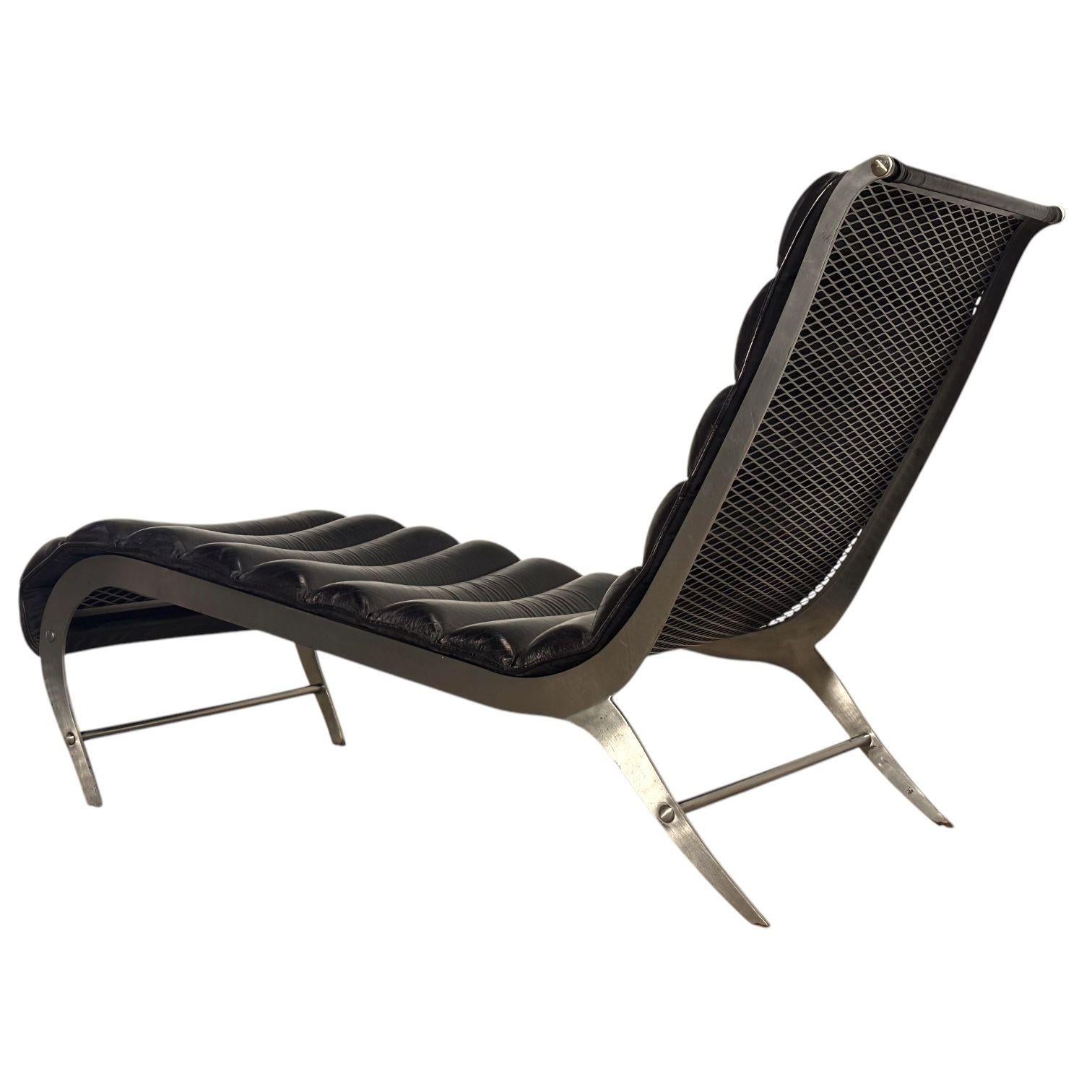 Chaise longue italienne en aluminium brossé avec cuir cannelé noir, années 1960. Style de John Vesey. Etat original.
Mesure 60
