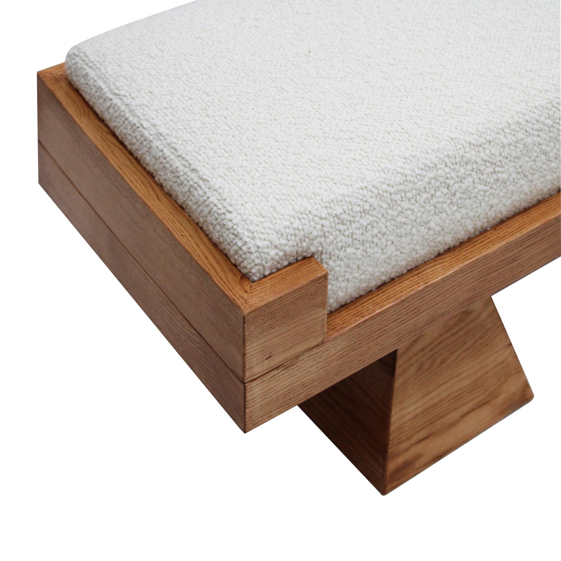 Italian Brutalist Bench in Solid Oak and Wool Bouclé In Good Condition For Sale In Madrid, ES