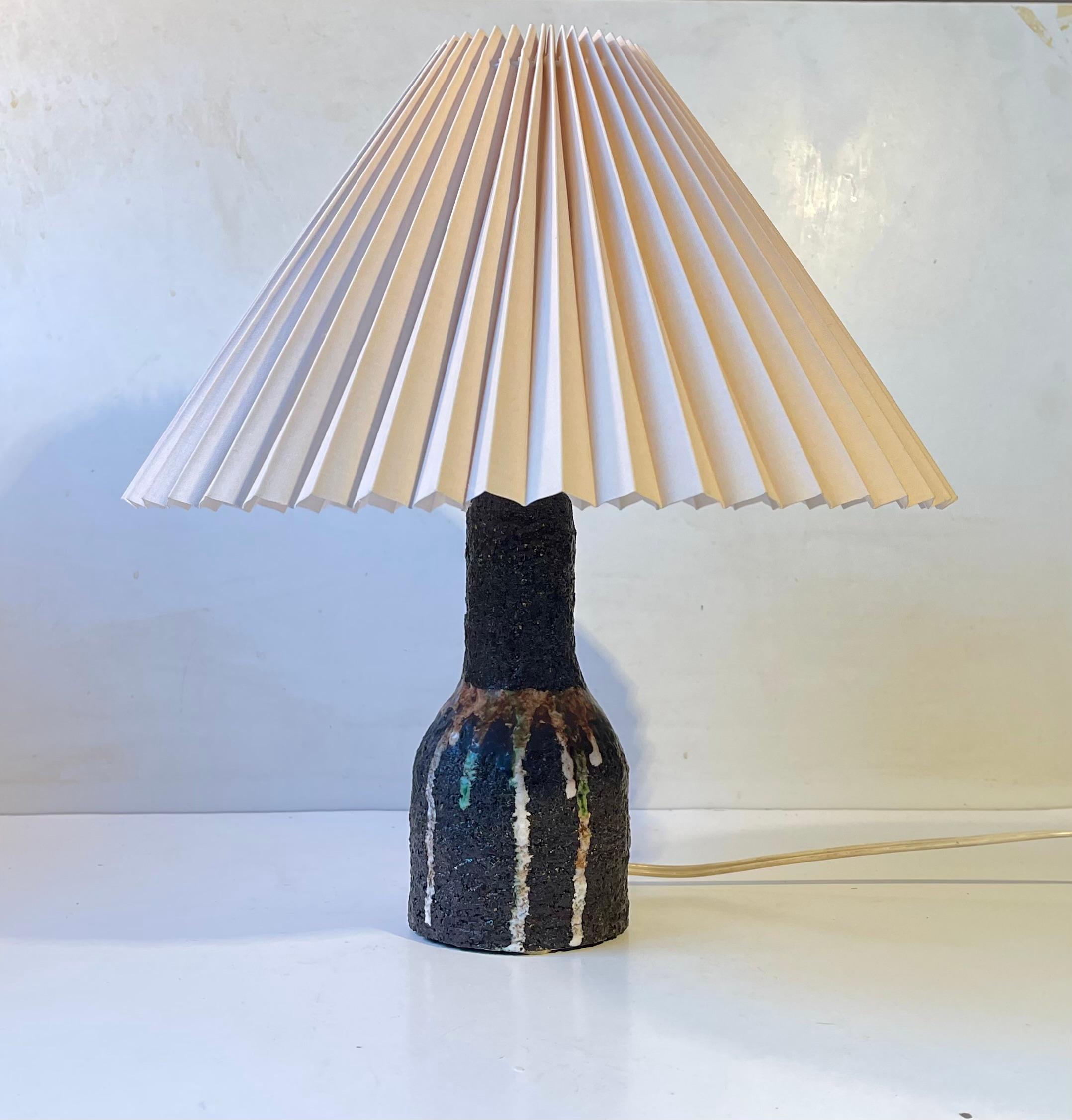 Fin du 20e siècle Lampe de bureau italienne brutaliste en céramique avec glaçure ondulante, 1970 en vente