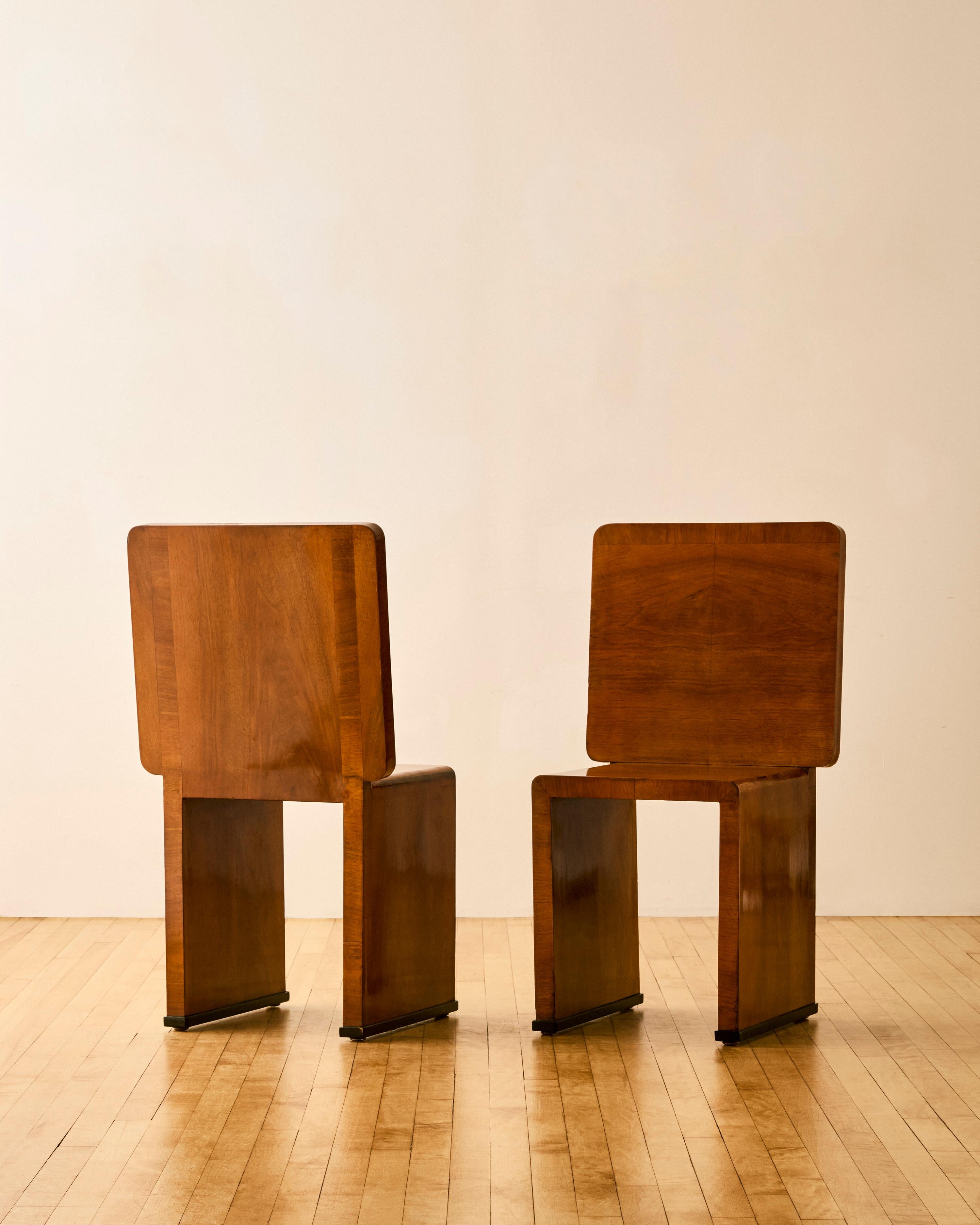 Chaise brutaliste italienne en bois et peinture attribuée à Gino Levi Montalcini (1902-1974) & Giuseppe Pagano Pogatschnig (1896-1945). 

Deux disponibles, vendus séparément. 