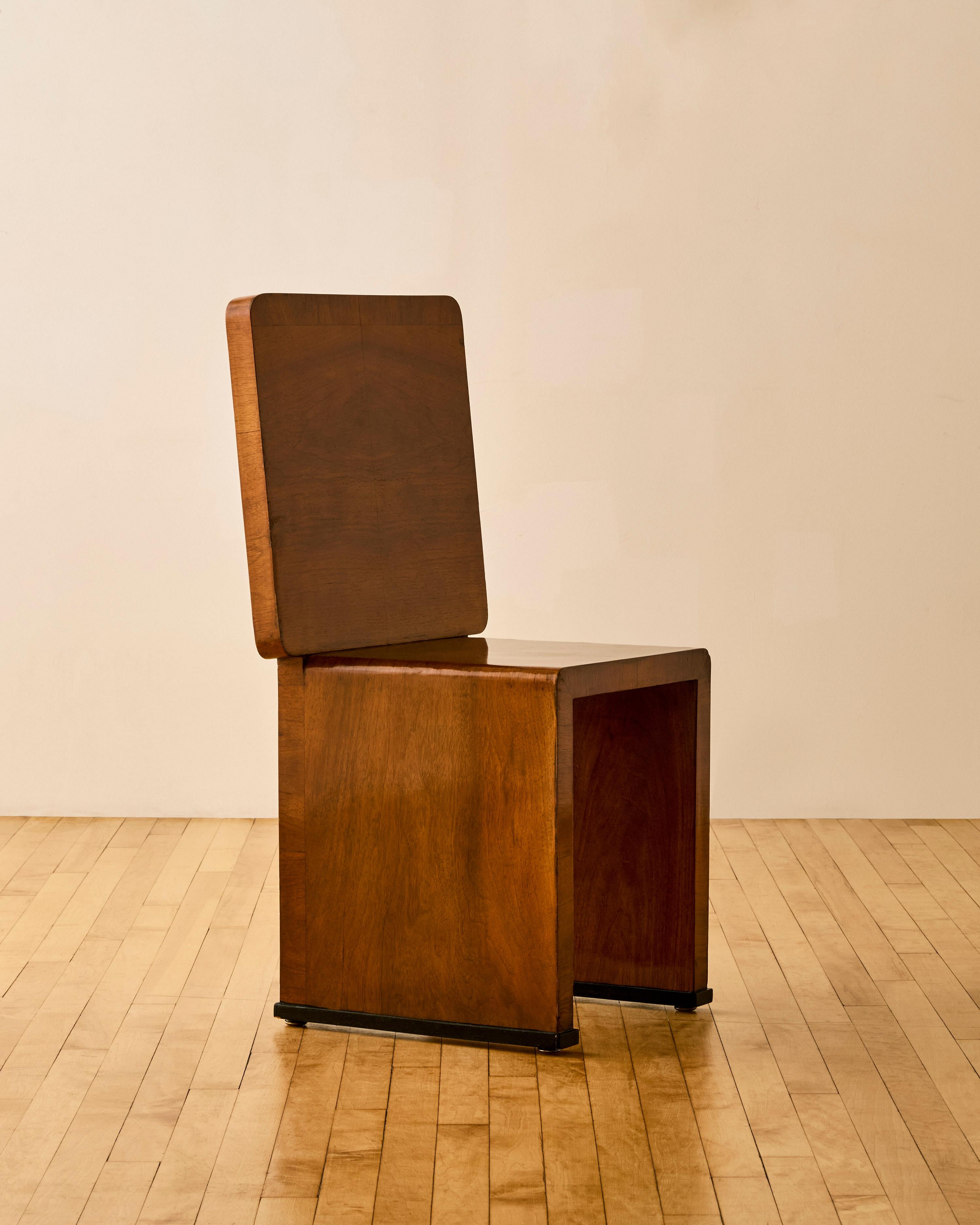 Bois A.I.C. C. C'est une chaise brutaliste italienne. en vente