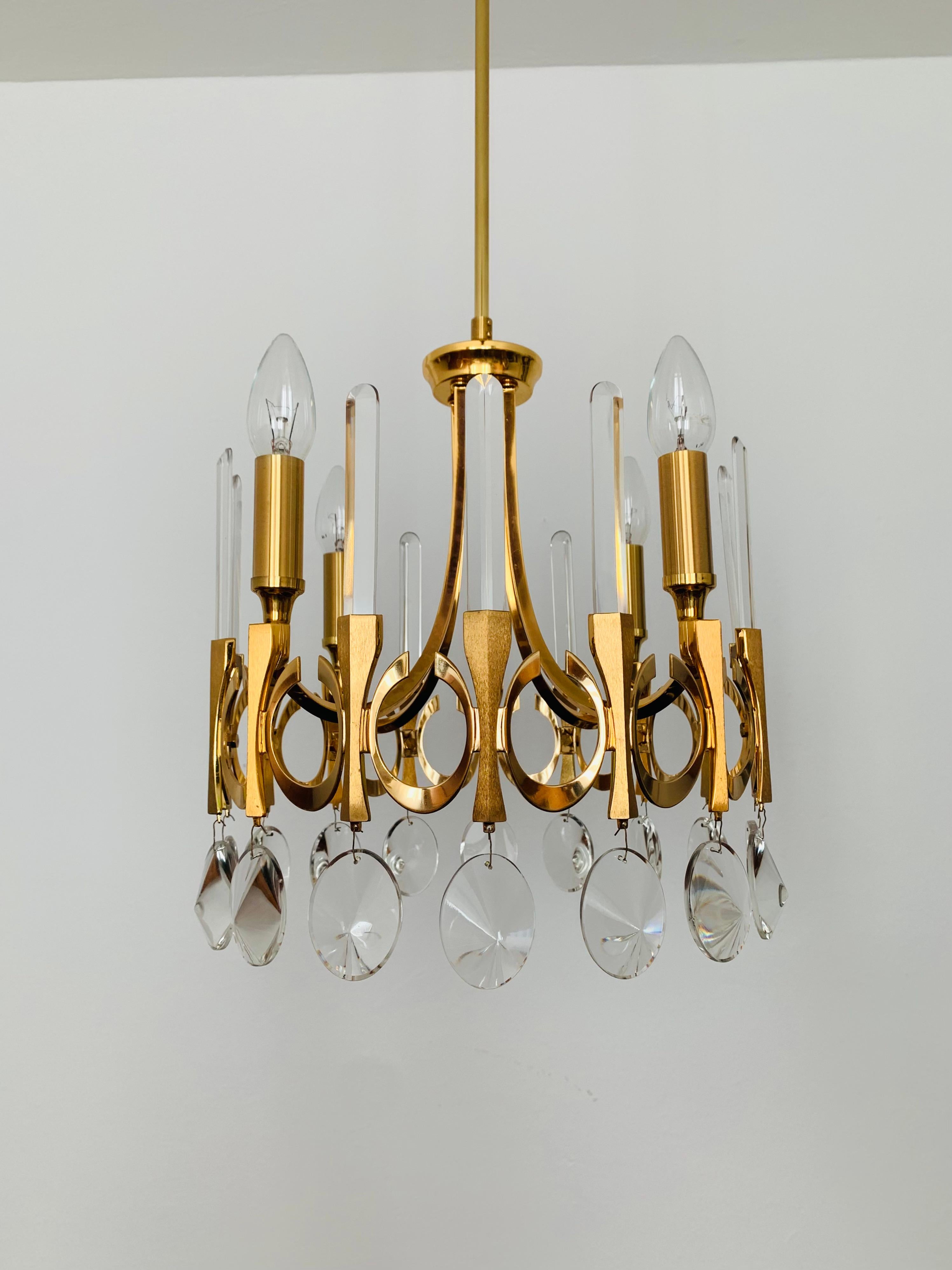 Wonderful brutalist crystal glass chandelier from the 1960s.
Extremely successful Italian design.
A very pleasant and sparkling light is created.

Design: Gaetano Sciolari

Condition:

Very good vintage condition with slight signs of wear consistent
