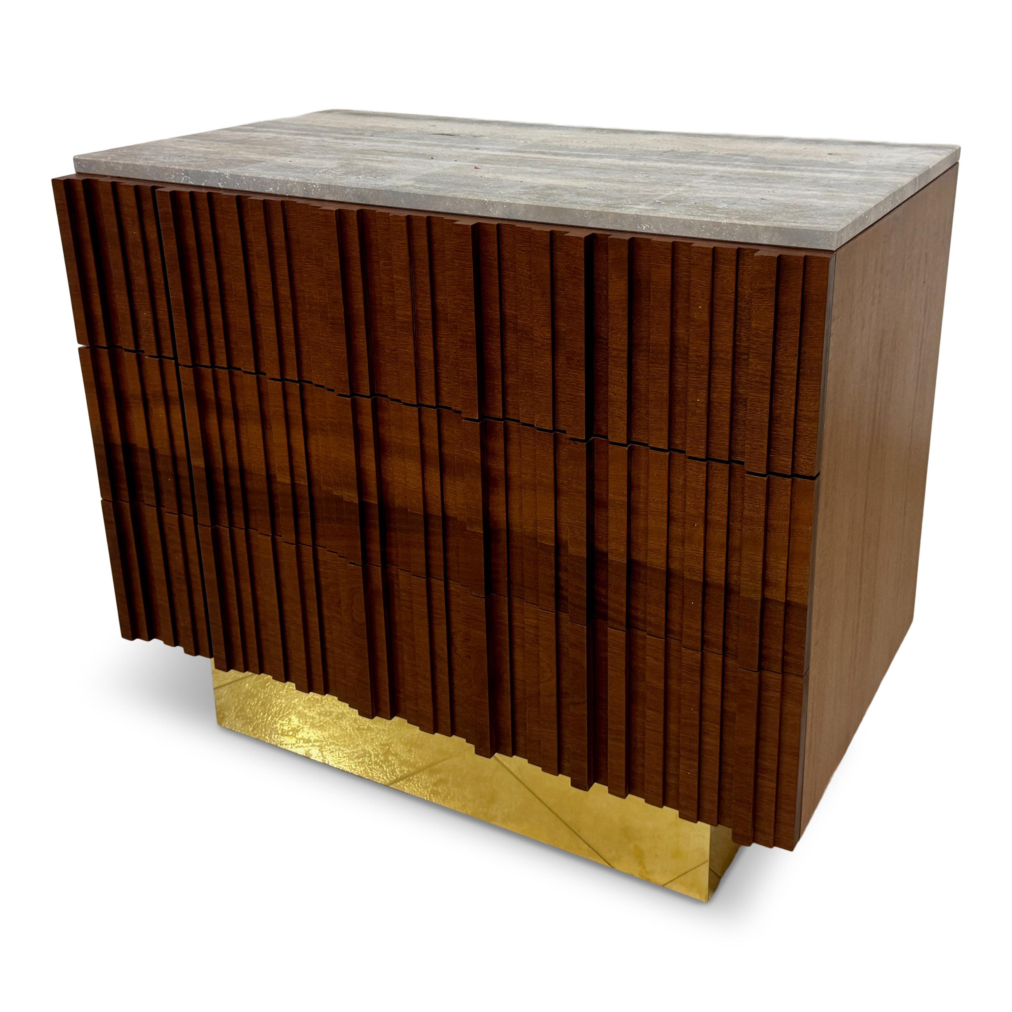 Cassettiera

Tre cassetti

Piano in travertino

Base in ottone

Prodotto in Italia

Contemporaneo

Questa cassettiera italiana contemporanea è una miscela magistrale di design moderno e materiali di lusso. La cassapanca è coronata da un piano in