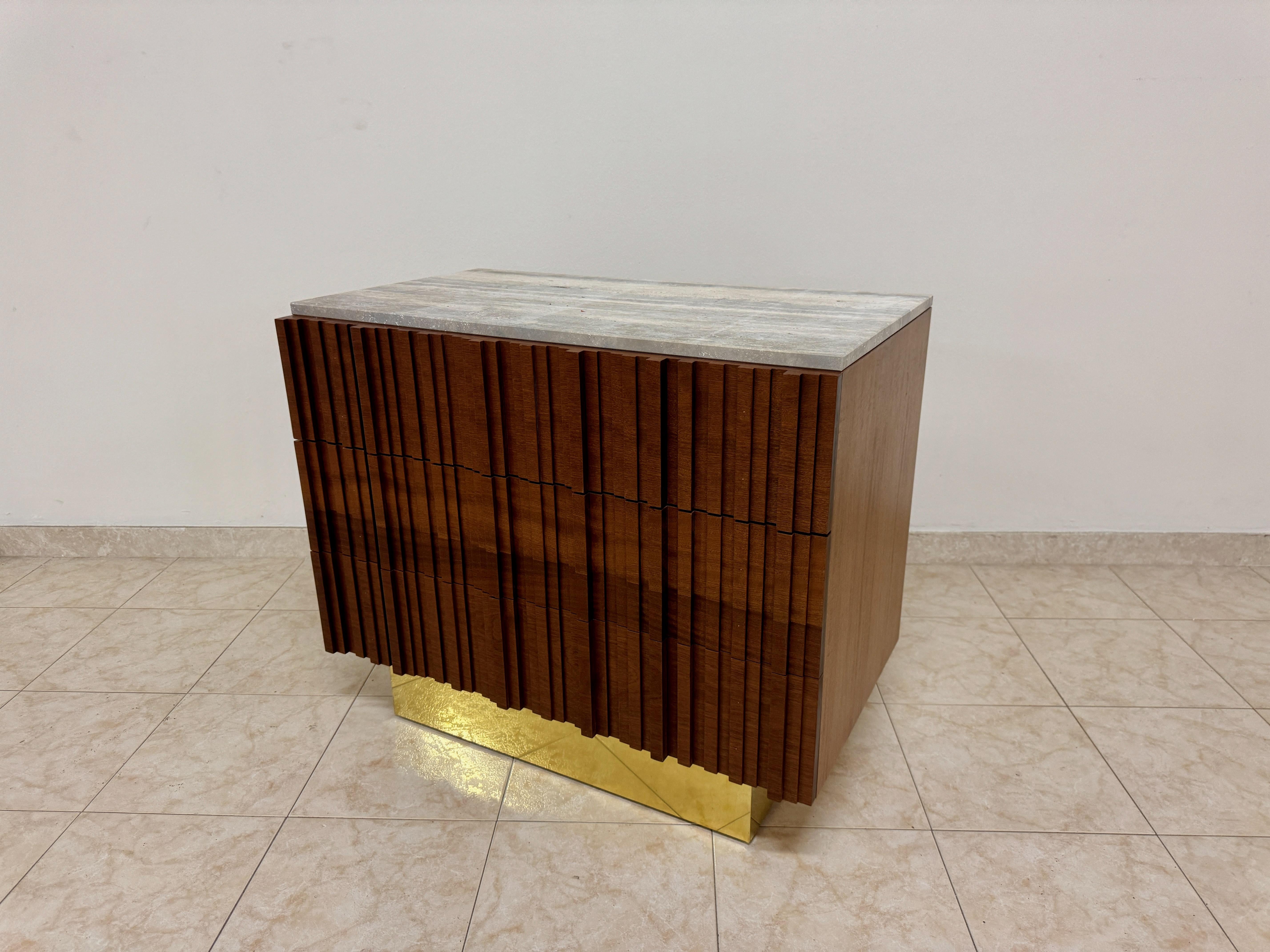 Ottone Cassettiera brutalista italiana con piano in travertino e base in ottone in vendita