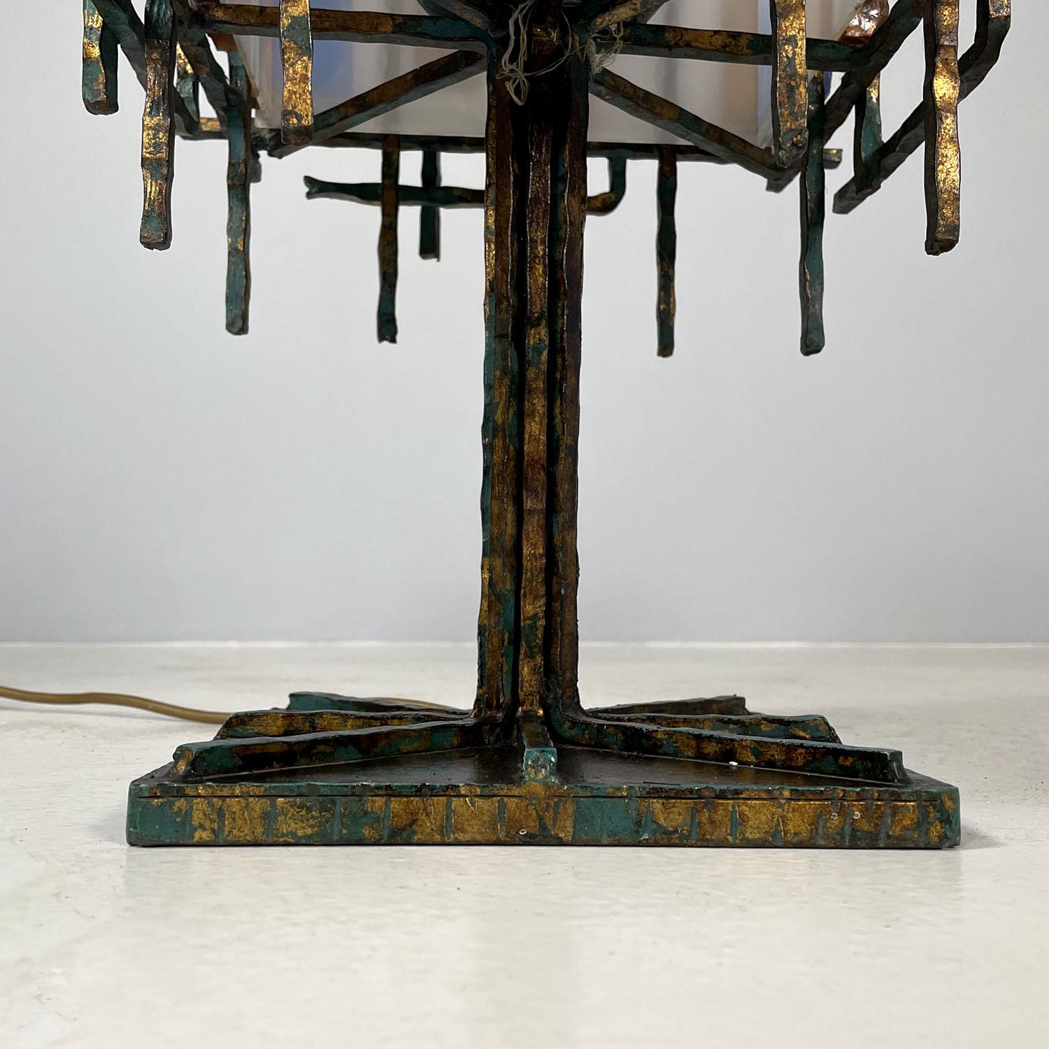 Lampe de table italienne brutaliste géométrique en laiton et verre coloré, années 1950 en vente 9