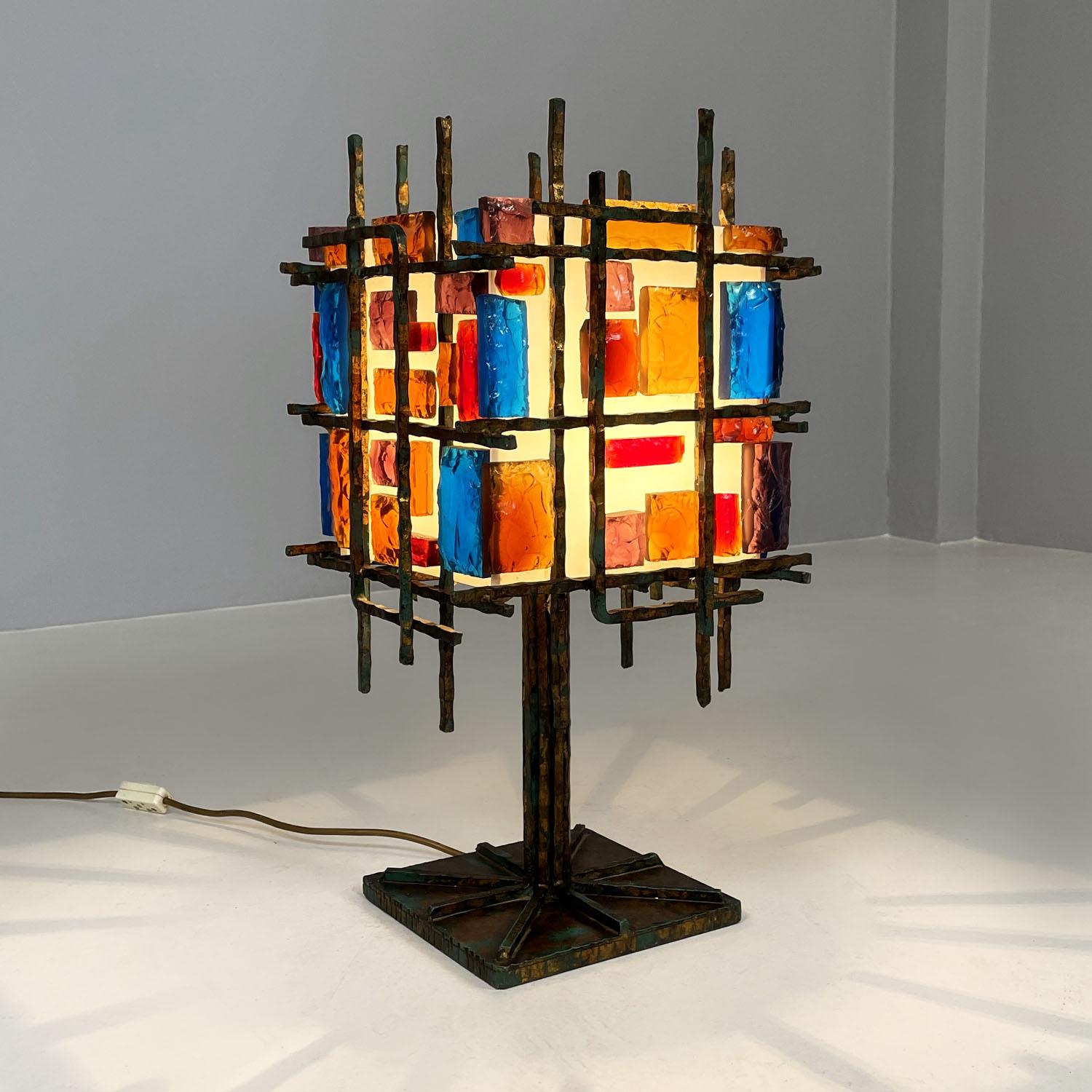 Italian brutalist geometric brass and colored glass table lamp, 1950s
Brutalist style table lamp. The square base and the main structure are made of brass, with geometric and material shapes which, especially in the upper part, meet to form both