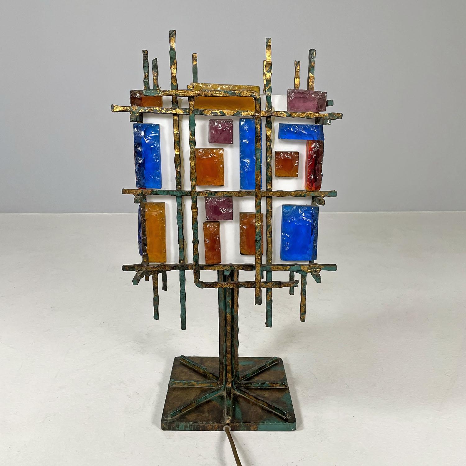 Italian brutalist geometric brass and colored glass table lamp, 1950s In Good Condition For Sale In MIlano, IT
