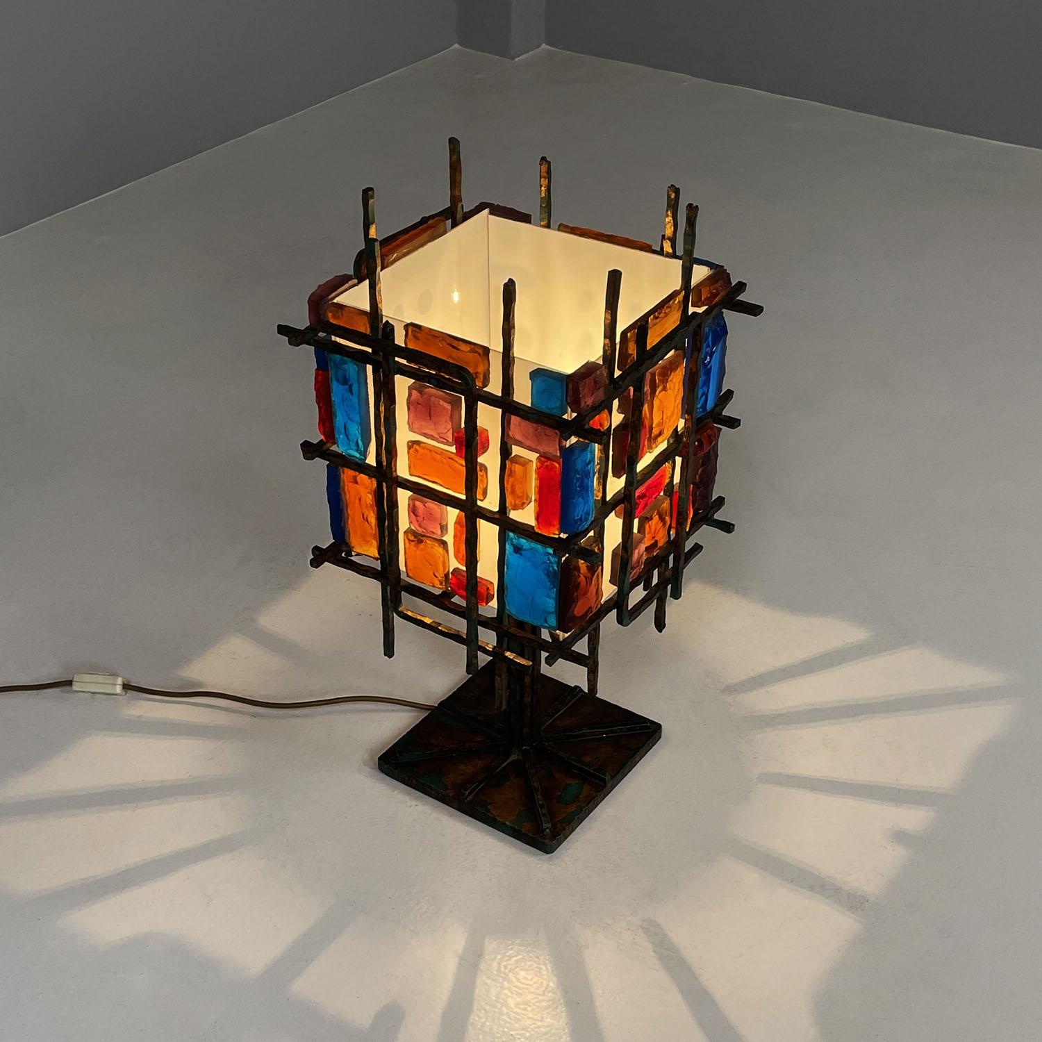 Mid-20th Century Lampe de table italienne brutaliste géométrique en laiton et verre coloré, années 1950 en vente
