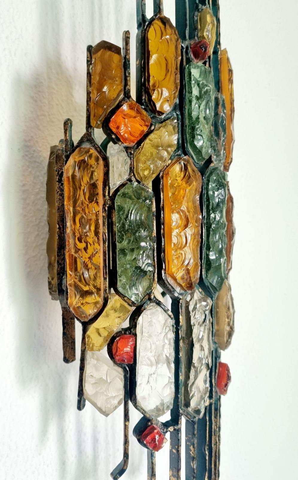Rare wall lamp light sconce multicolor hammered glass and wrought iron, partial gilding gold patina, by the manufacture Longobard in Verona in a Brutalist style, the concurrent of Biancardi Jordan Arte and Poliarte during the 1970s. Famous design