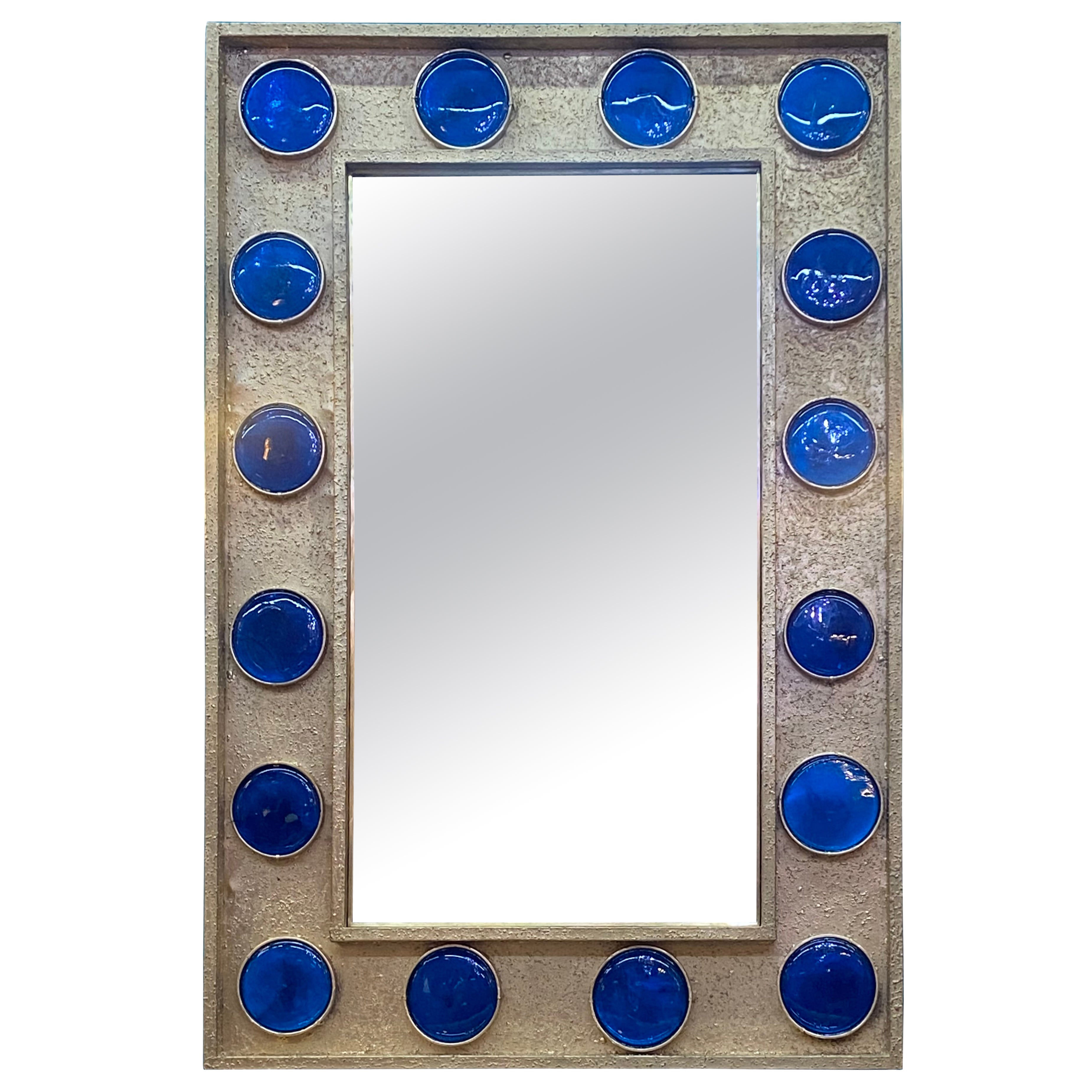 Miroir italien brutaliste en métal avec accents en verre bleu cobalt