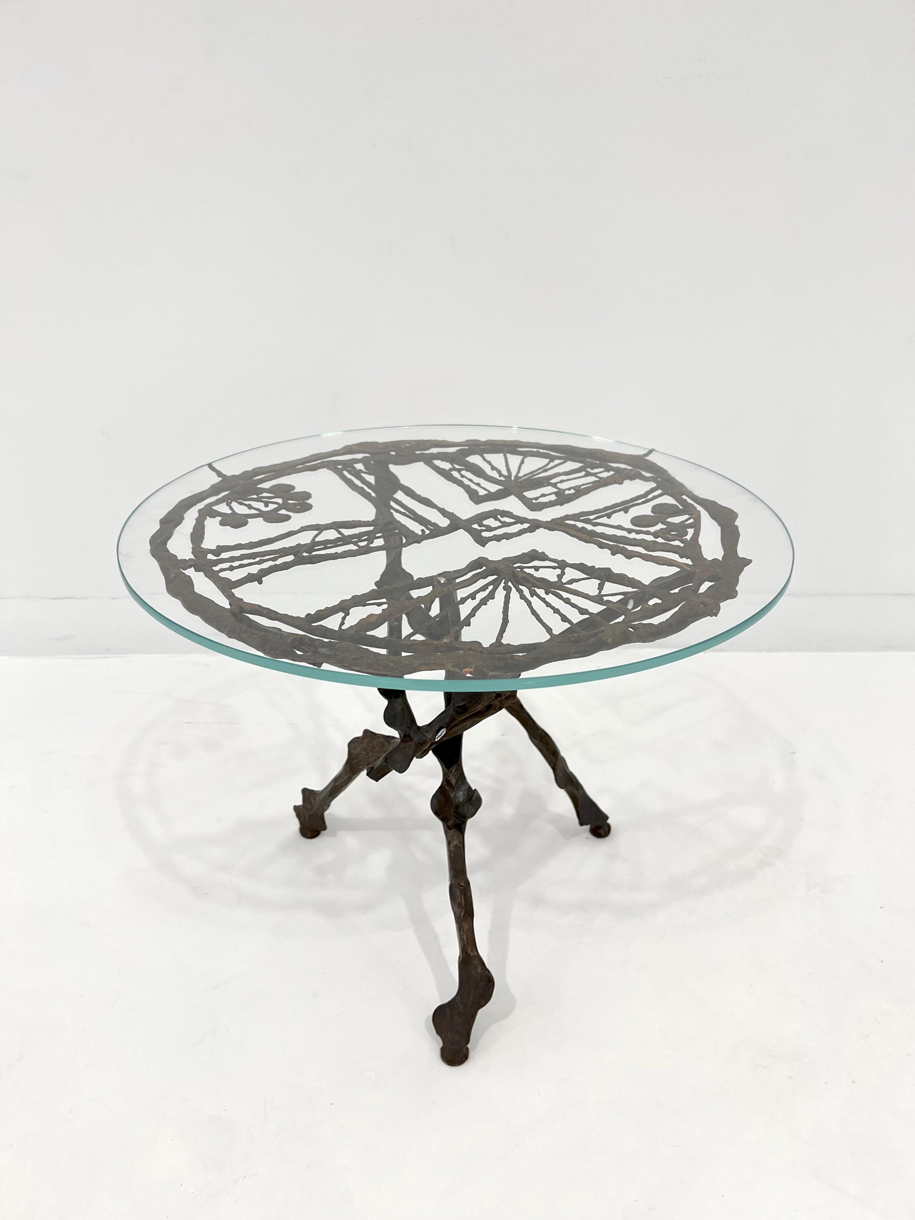 Table d'appoint en bronze brutaliste italien des années 1960 avec plateau en verre.