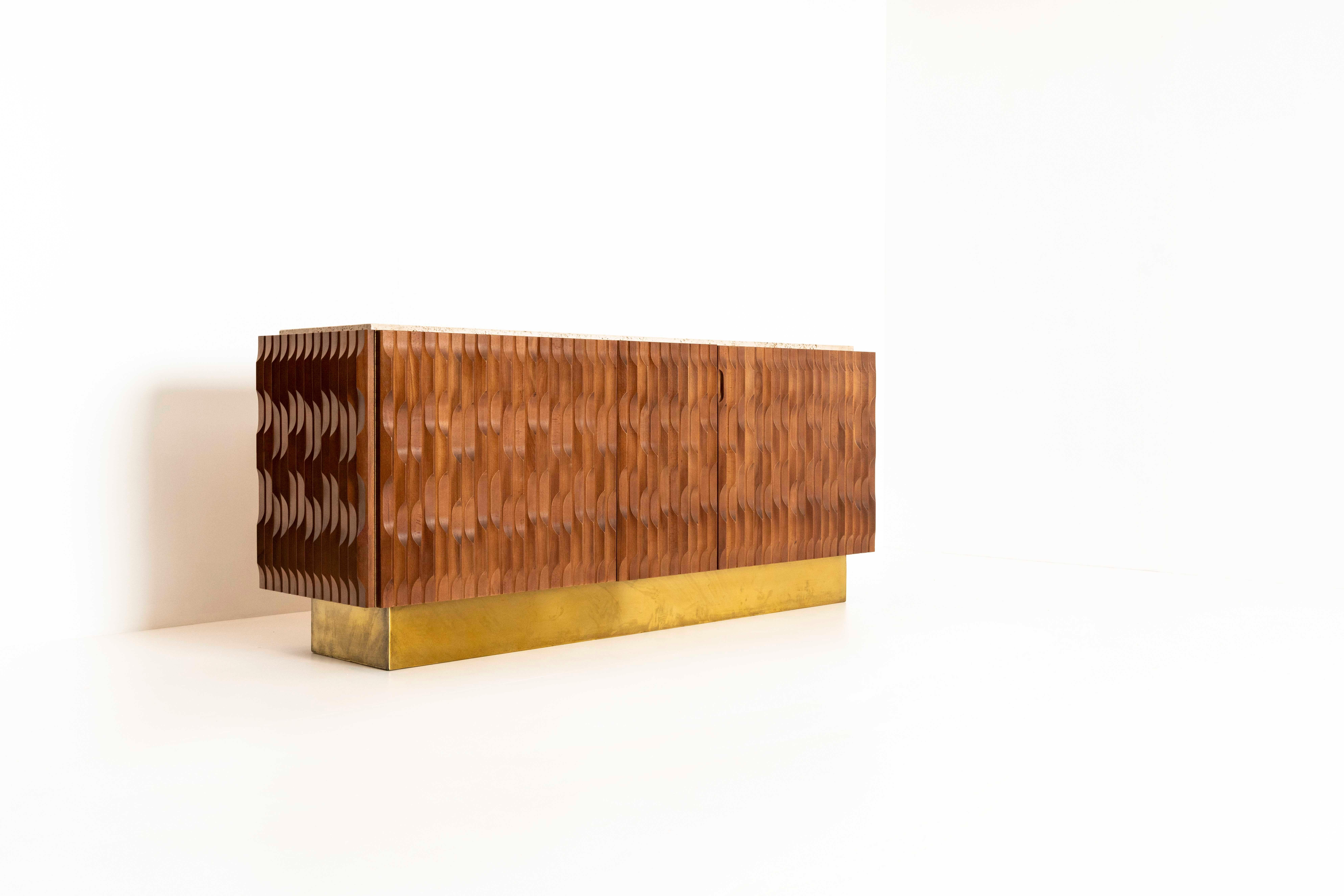 Absolut atemberaubendes italienisches brutalistisches Sideboard mit Holz, Messing und Travertin. Das Holz ist wunderschön in 'Wellenformen' gestaltet. Die Platte ist aus Travertin gefertigt. Es gibt einen Sockel aus Messing, der höchstwahrscheinlich