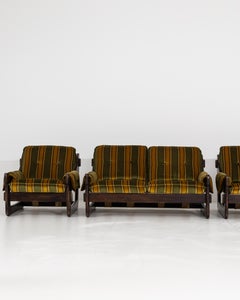 Italienisches brutalistisches Sofa und zwei Sessel, Satz von drei, CIRCA 1970
