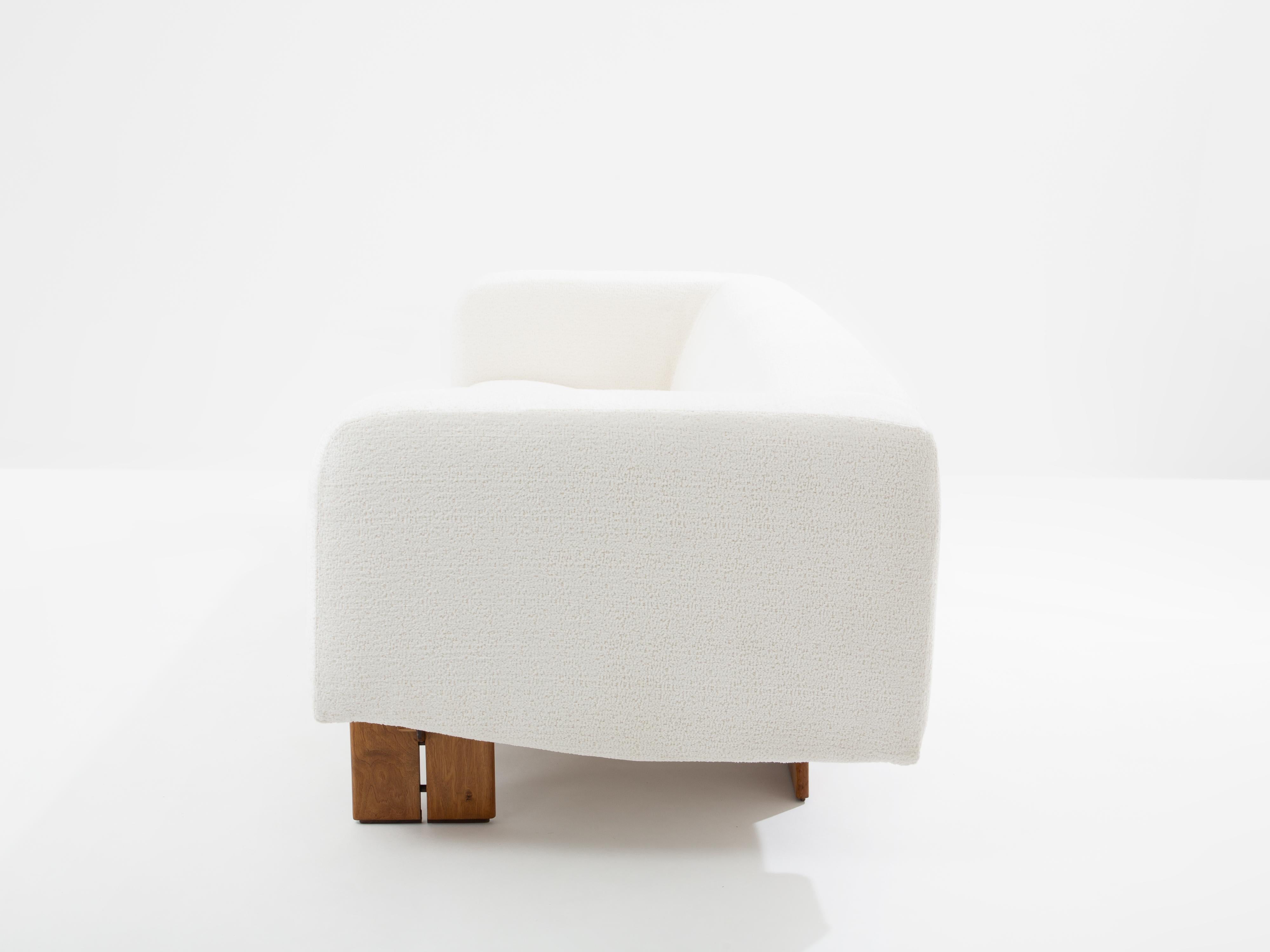 Italian brutalist sofa solid walnut and white chenille velvet 1960s For Sale 4