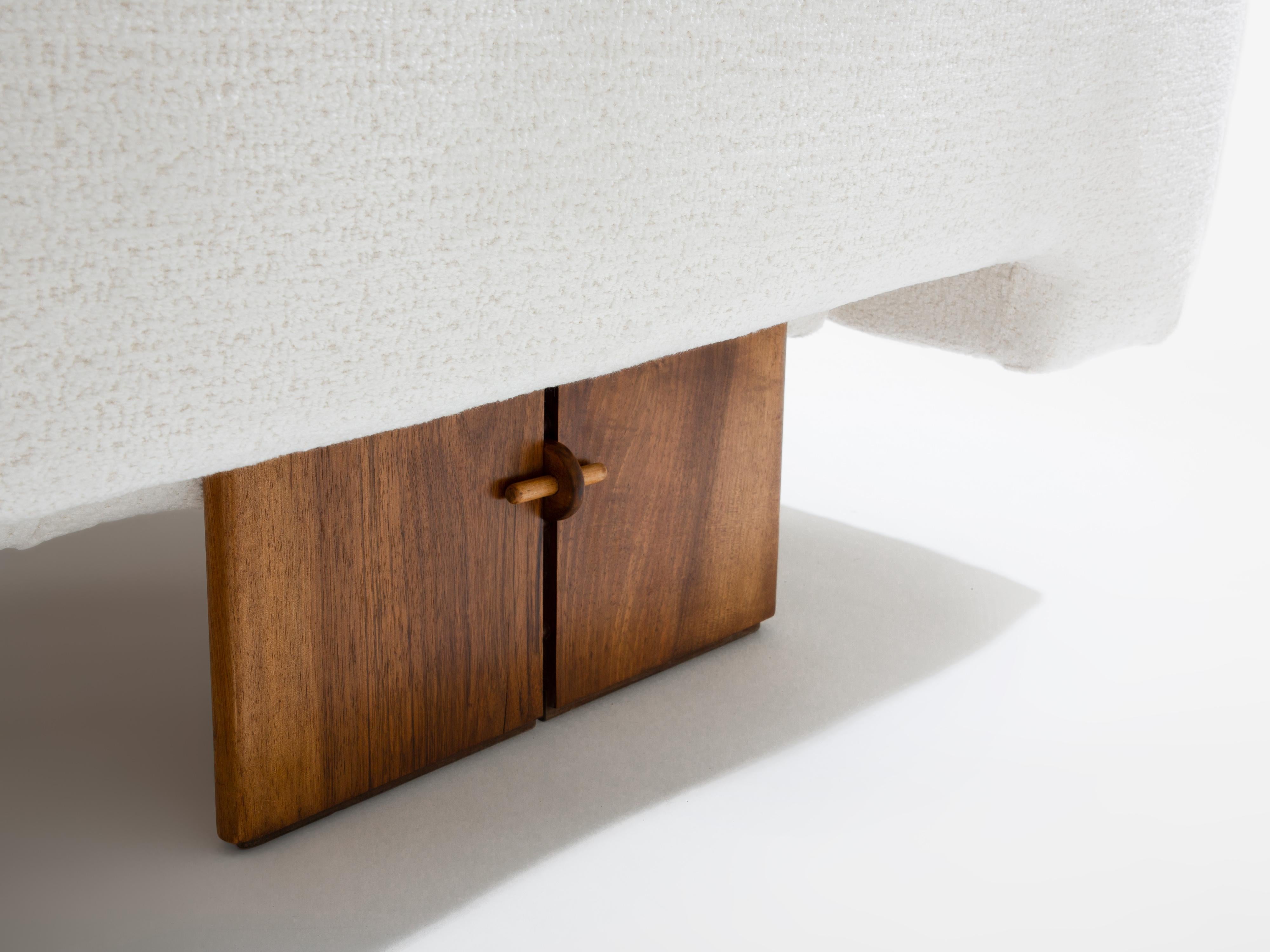 Italian brutalist sofa solid walnut and white chenille velvet 1960s For Sale 5