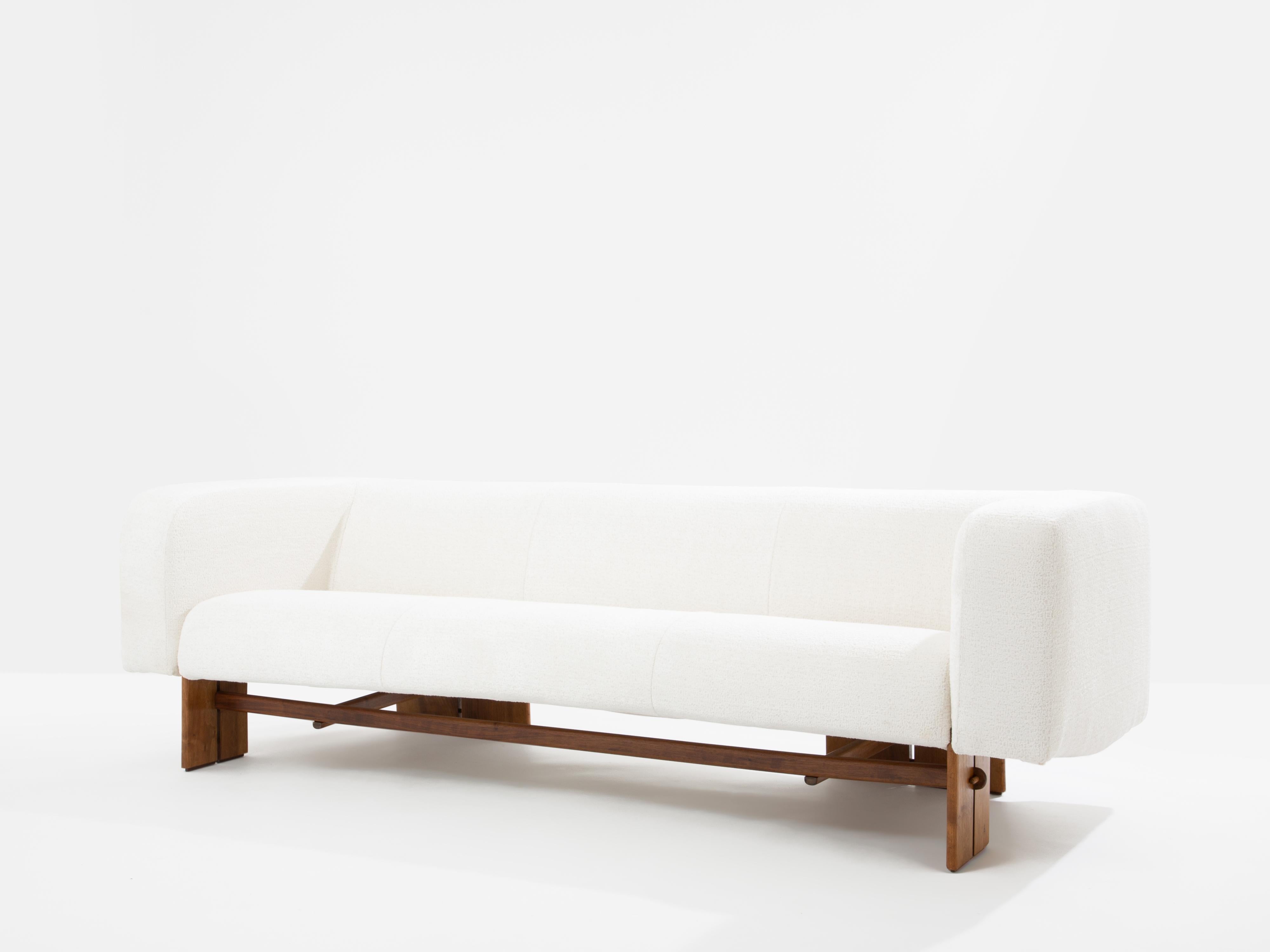 Italian brutalist sofa solid walnut and white chenille velvet 1960s For Sale 6