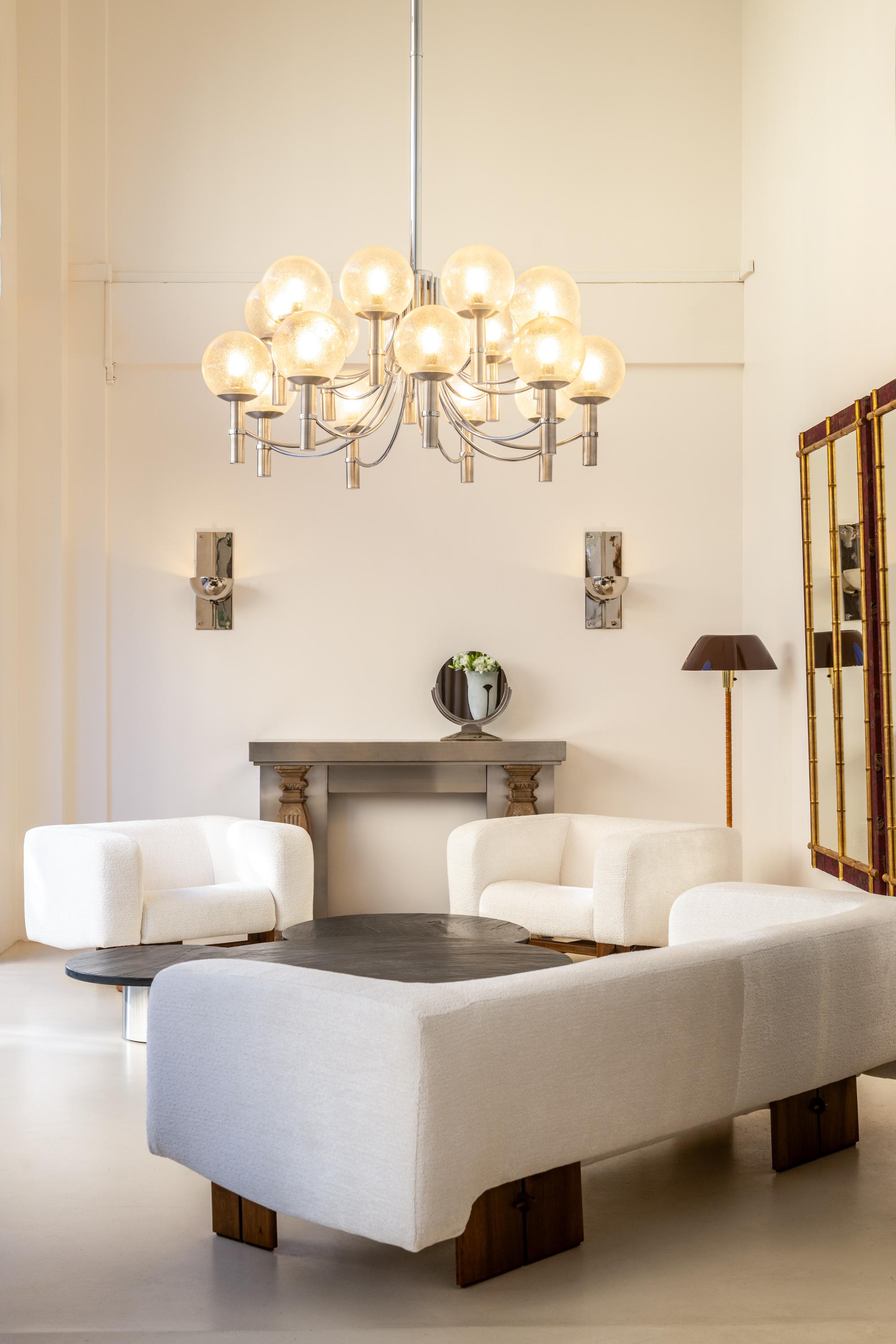 Italienisches brutalistisches Sofa aus massivem Nussbaum und weißem Chenille-Samt 1960er Jahre im Angebot 8