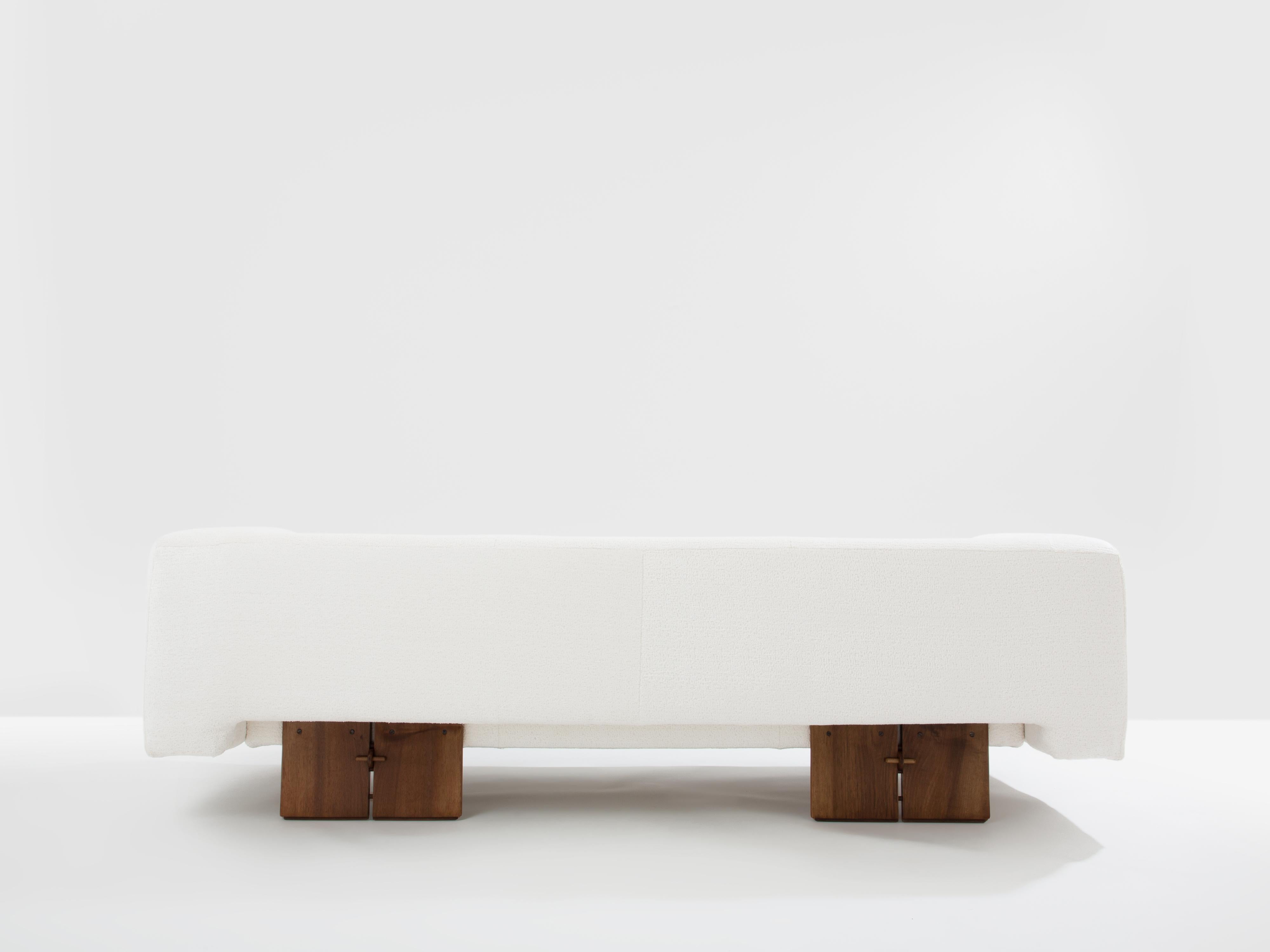 Italian brutalist sofa solid walnut and white chenille velvet 1960s In Good Condition For Sale In Paris, IDF