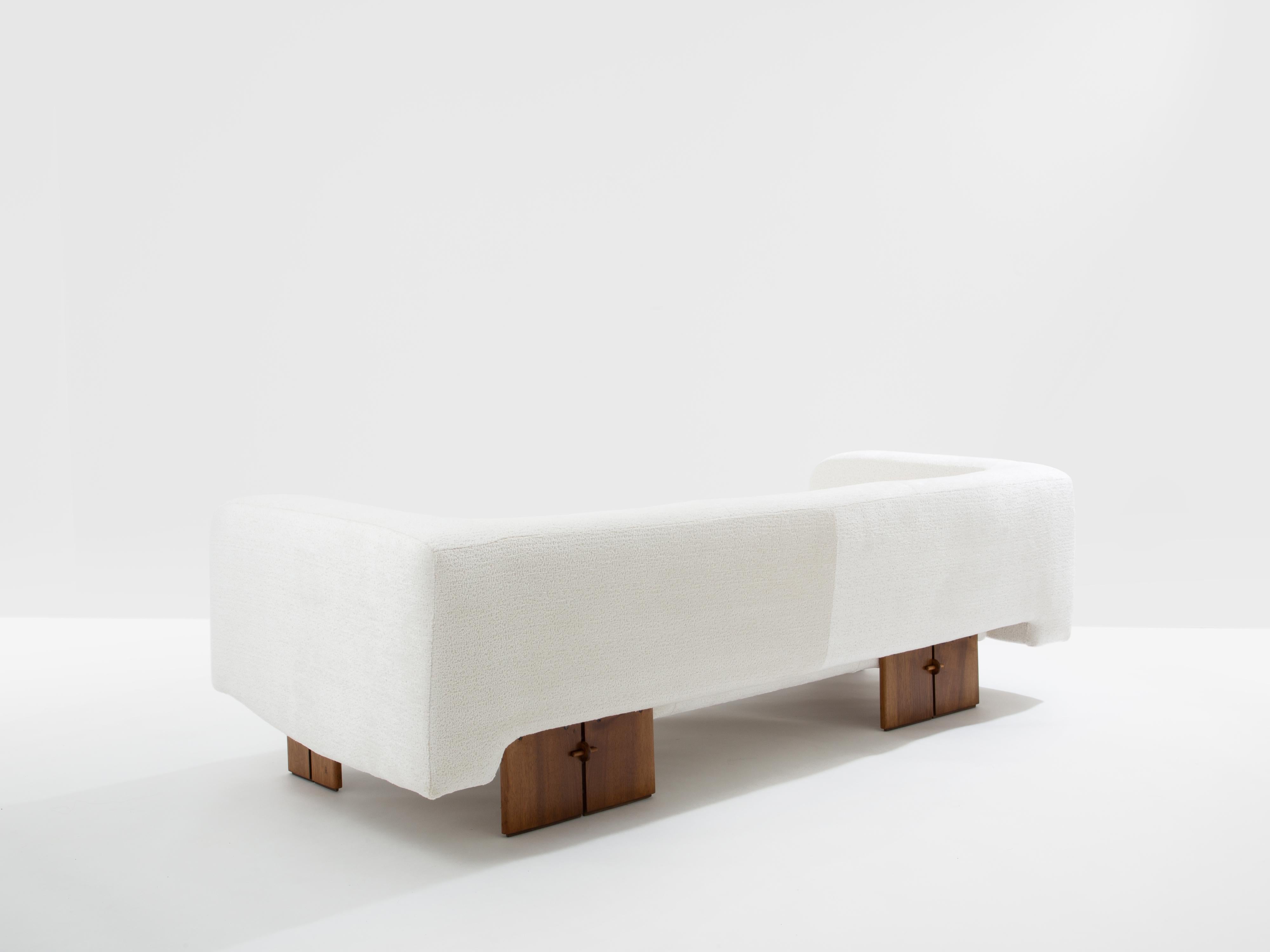 Italian brutalist sofa solid walnut and white chenille velvet 1960s For Sale 3