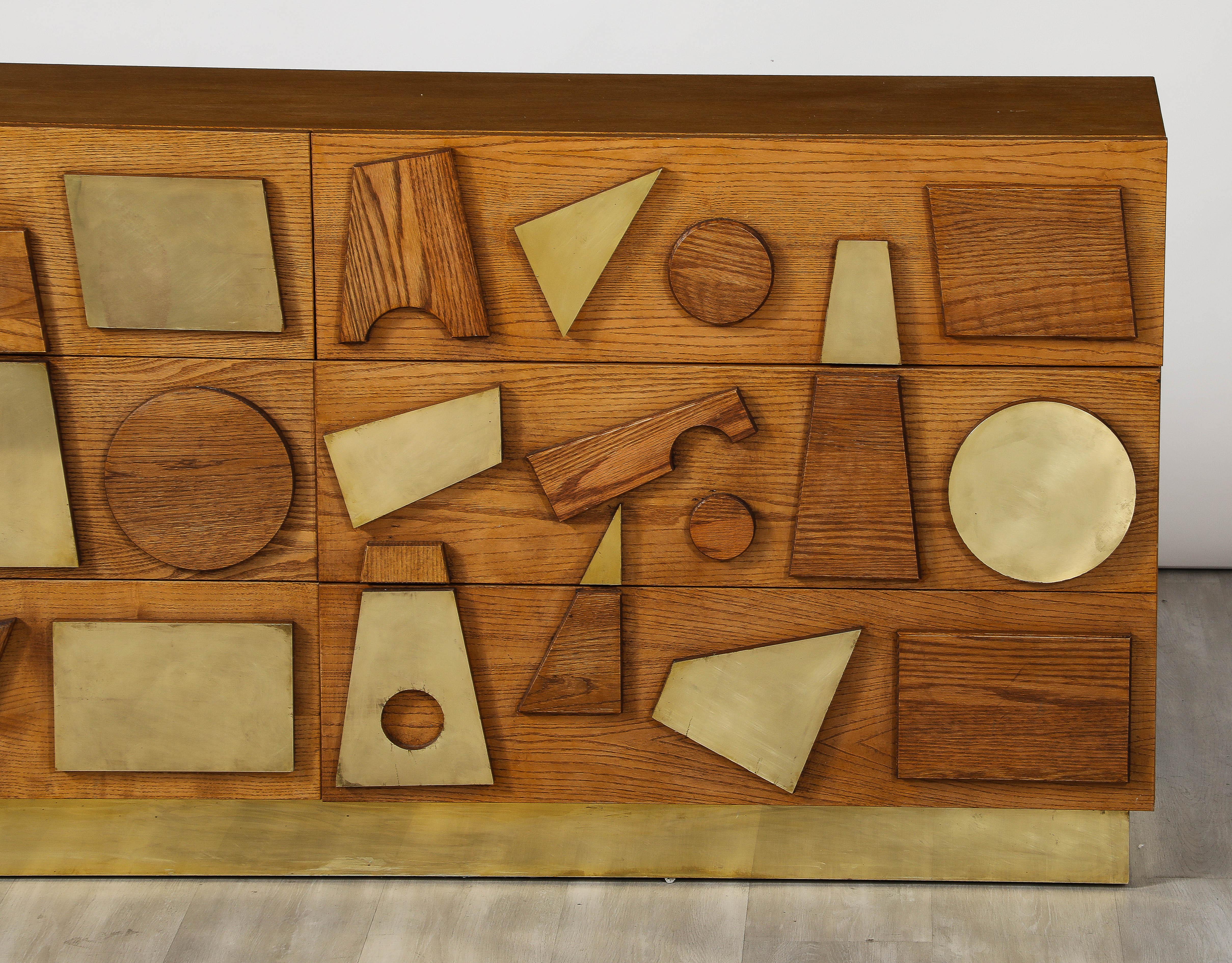 Una cassettiera in stile brutalista italiano in legno di frassino e ottone. Con fantastici abbellimenti geometrici che fungono da tiretti per ognuno dei sei cassetti; con linee armoniose, le forme geometriche decorative si specchiano l'una