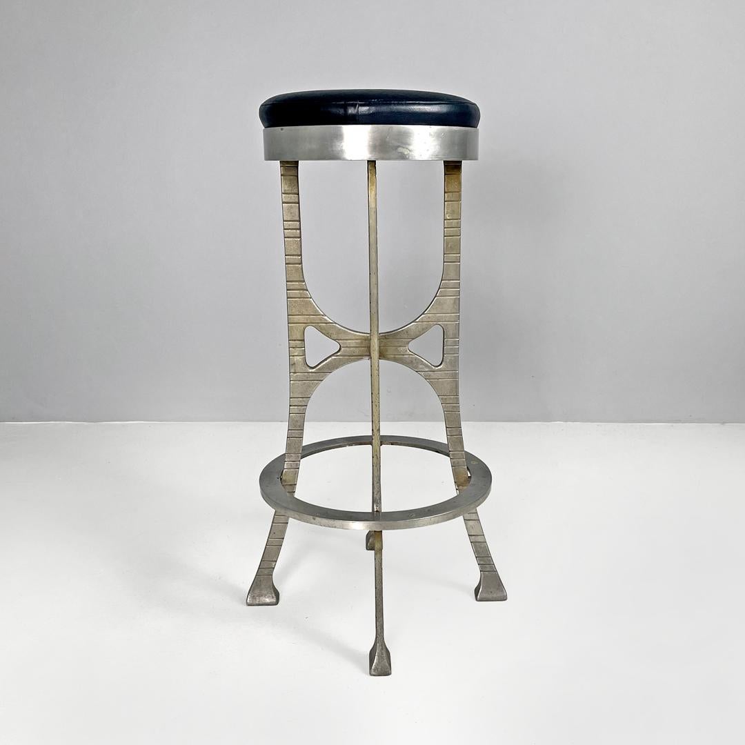 Italian brutalist style high stools in aluminum and black leather, 1940s In Good Condition For Sale In MIlano, IT