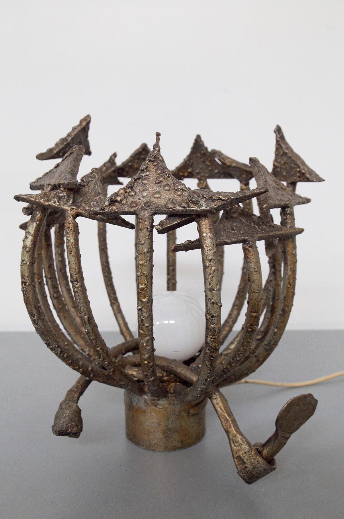 Magnifica lampada da tavolo brutalista italiana creata dal grande scultore Salvino Marsura, degli anni '70. La lampada è totalmente creata in ferro battuto e molata a mano. La lampada può essere definita un elemento scultoreo di grande impatto