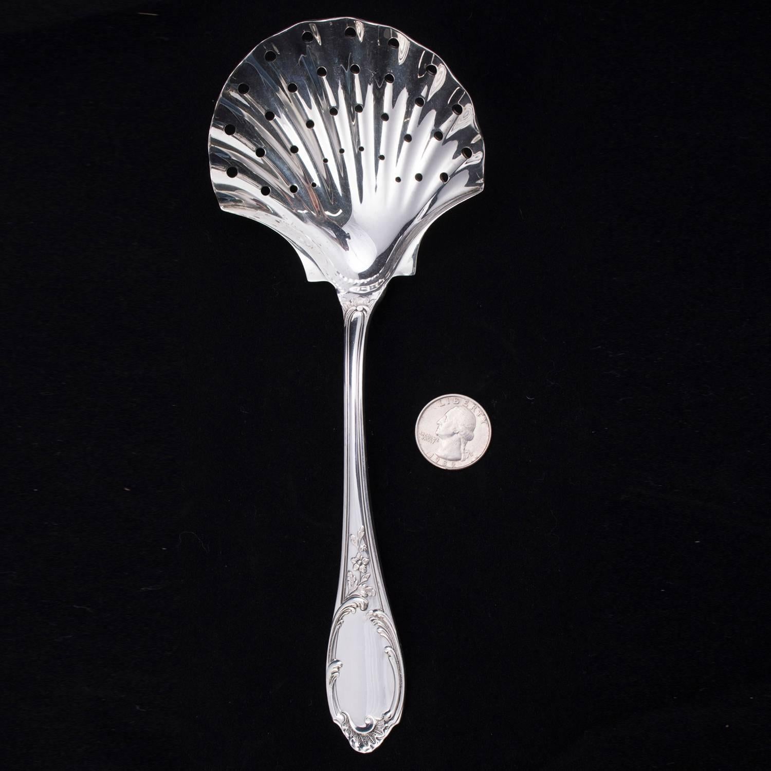 Italian Buccellati Monte Mario Sterling Silver Shell Form Strainer 4.17toz In Good Condition In Big Flats, NY